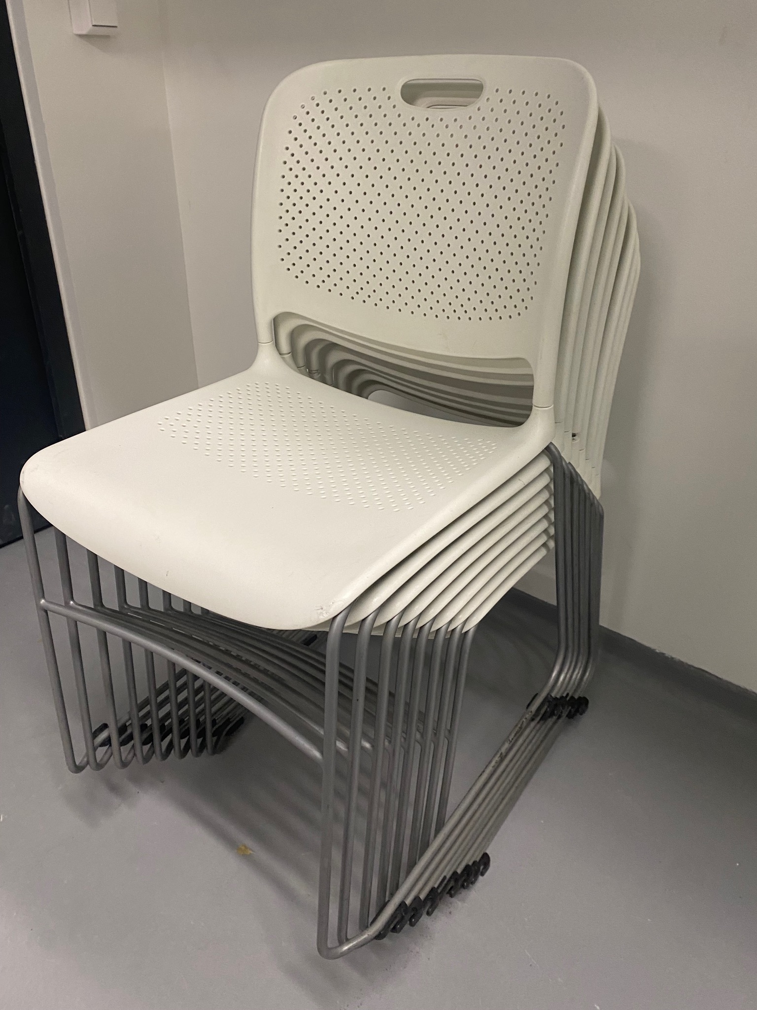 SELT / SOLD Stílhreinir eldhússtólar hvítir - staflanlegir 3