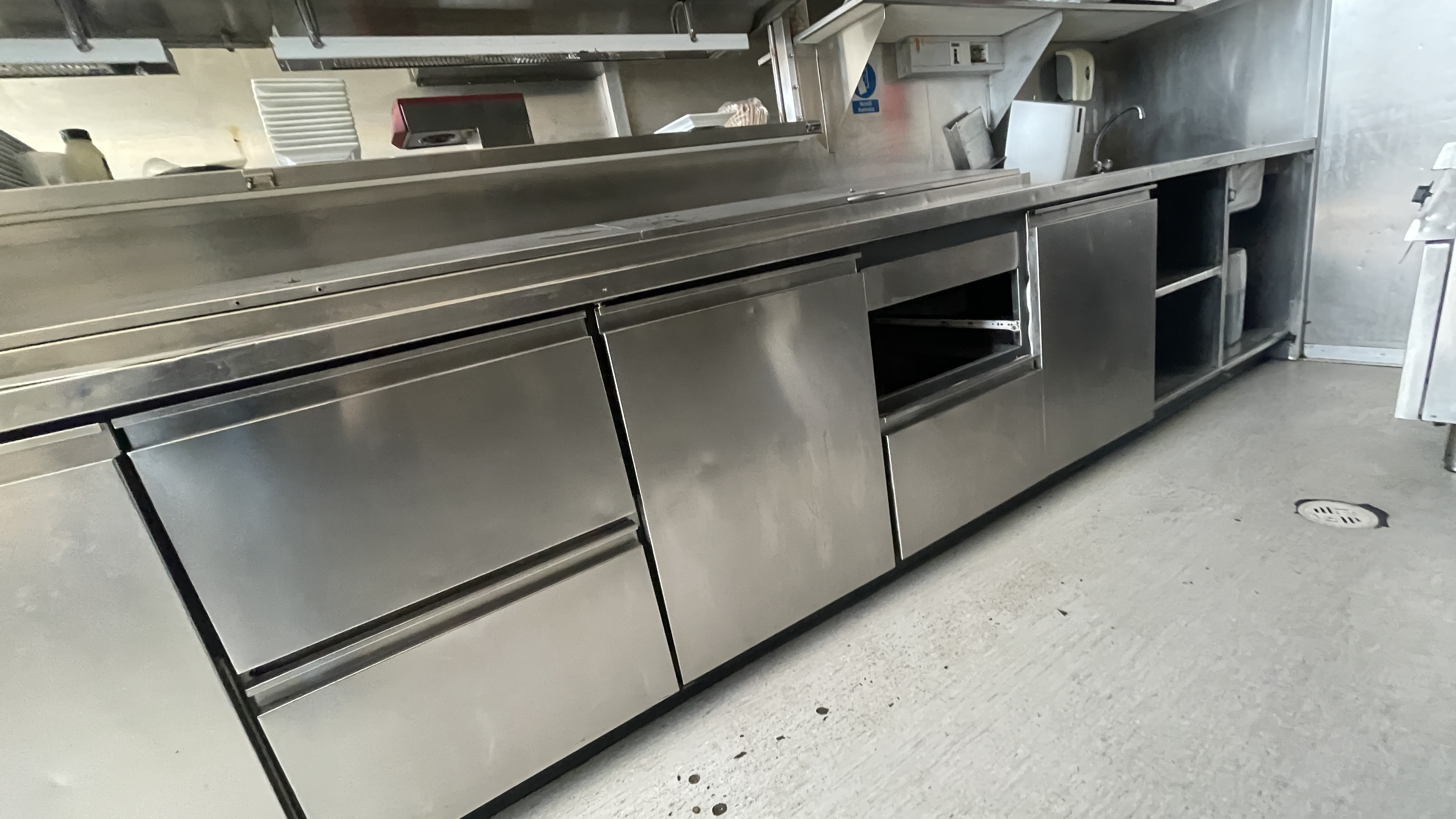SELT / SOLD Preppborð m.hillum, vask B543 x D78 x H90 sm 3