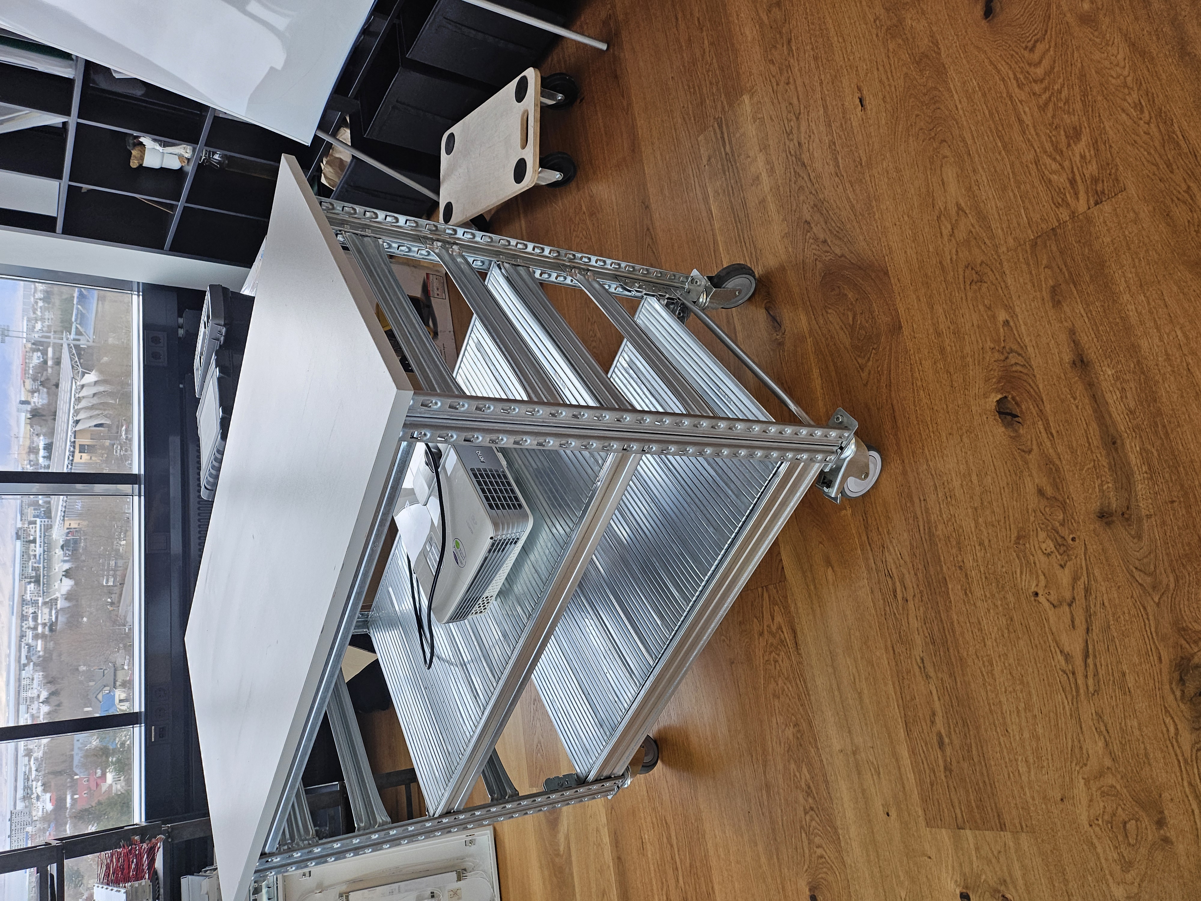 SELT / SOLD Vagn á hjólum.