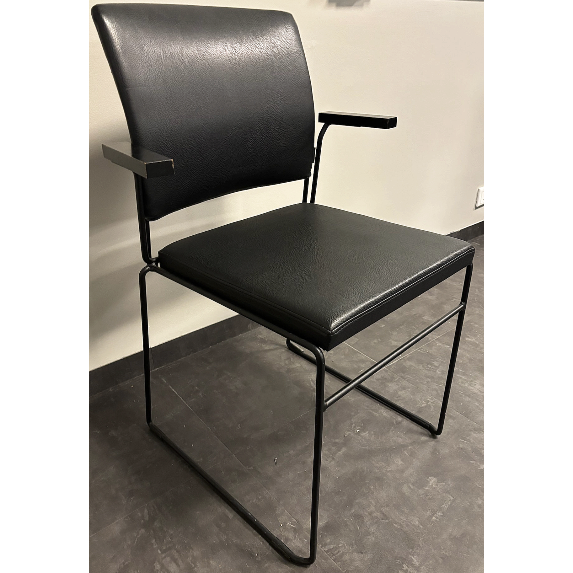 SELT / SOLD Fundarstóll frá Sýrusson, staflanlegur