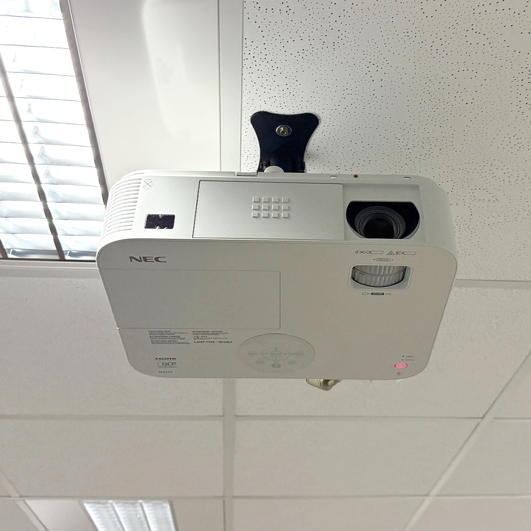 SELT / SOLD NEC skjávarpi með loftfestingu