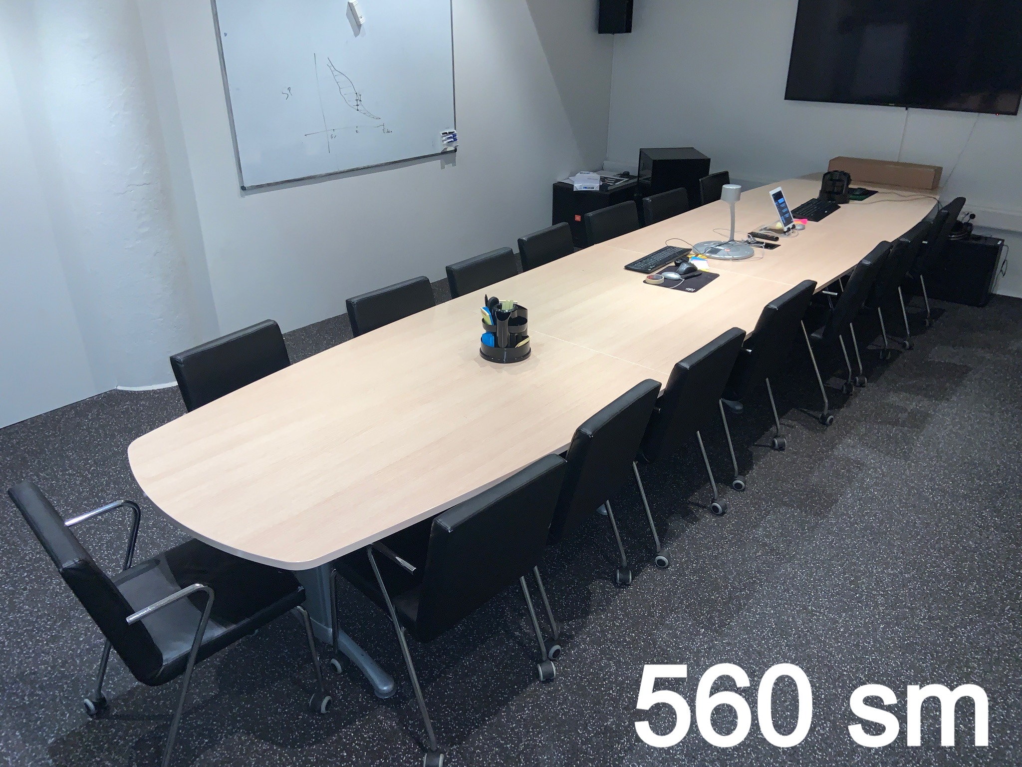 Selt-Fundarborð 16 manna - Meeting room for 16 people