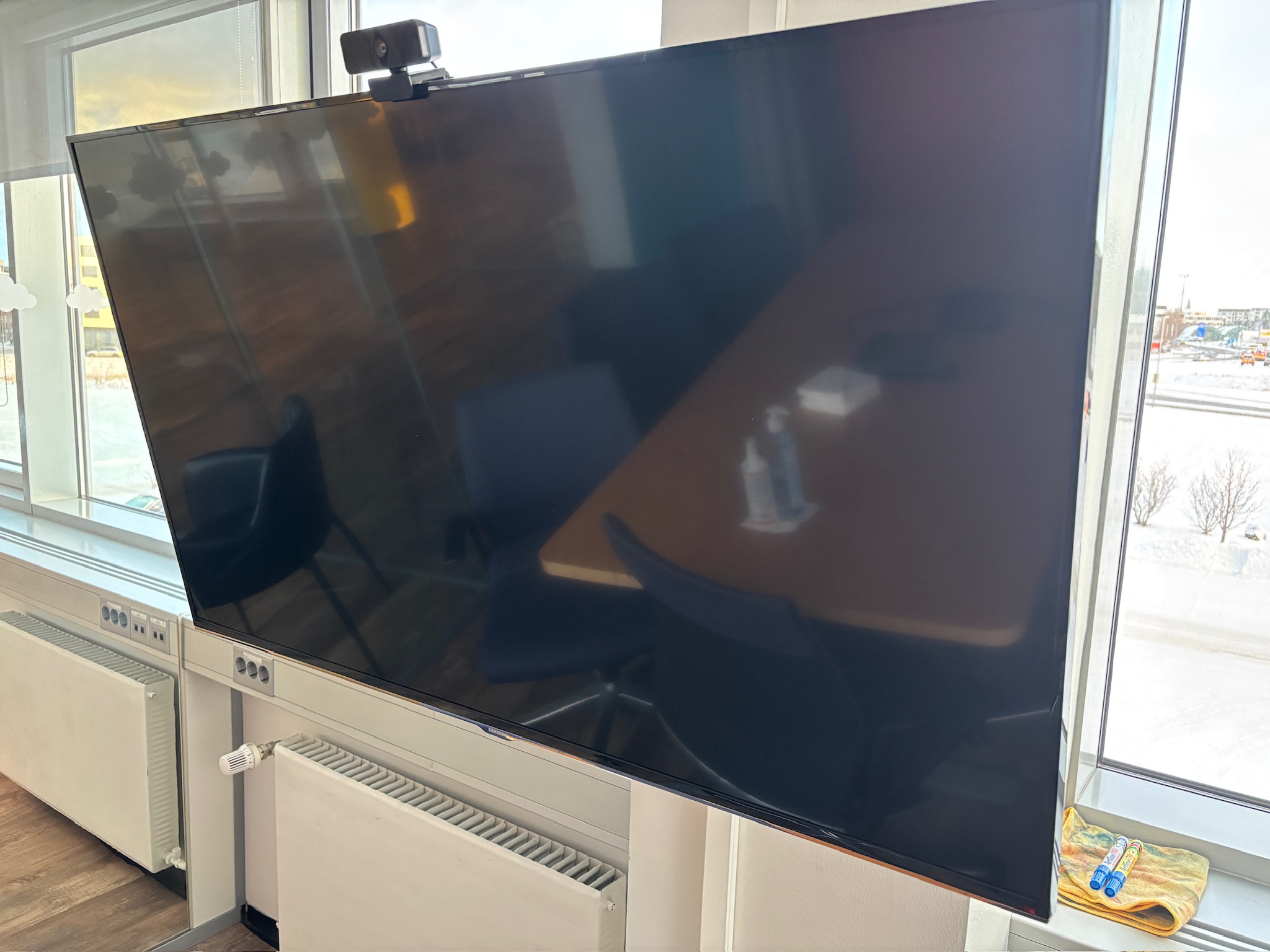 SELT / SOLD Samsung RM40D 40" professional display - myndavél og veggfesting
