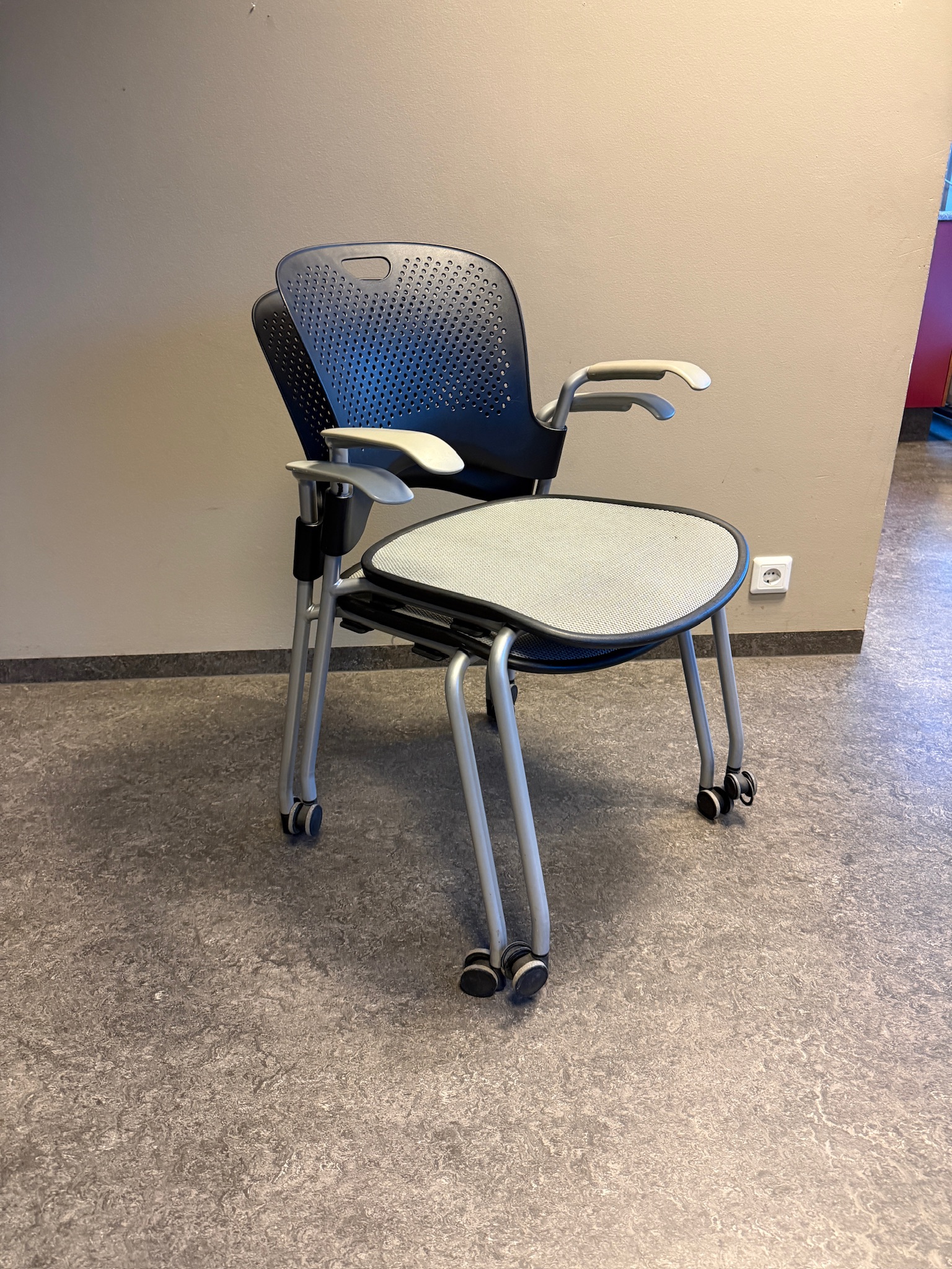 SELT / SOLD Herman Miller fundarstóll á hjólum, staflanlegur 2
