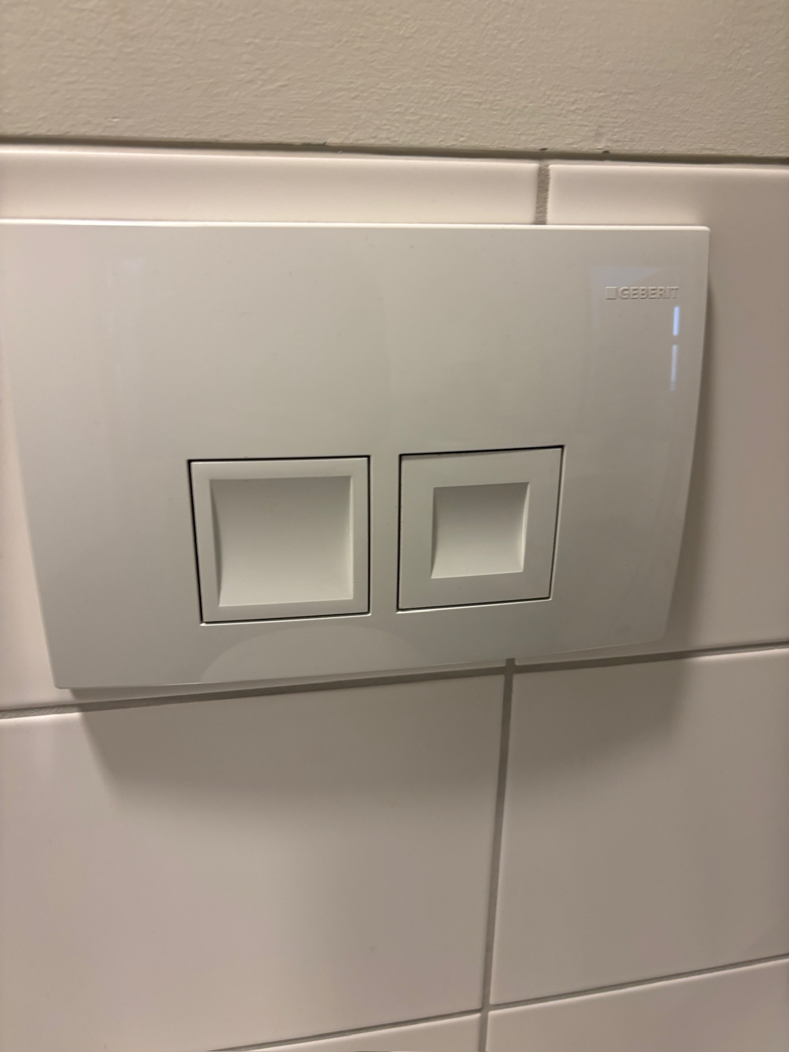 SELT / SOLD vegghengt salerni / WC fyrir fatlaða með hæglokandisetu (2 stk. 9