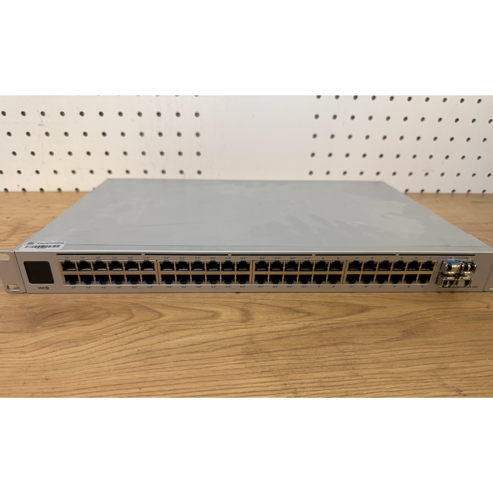 SELT / SOLD UniFi USW 48 PoE sviss frá Ofar