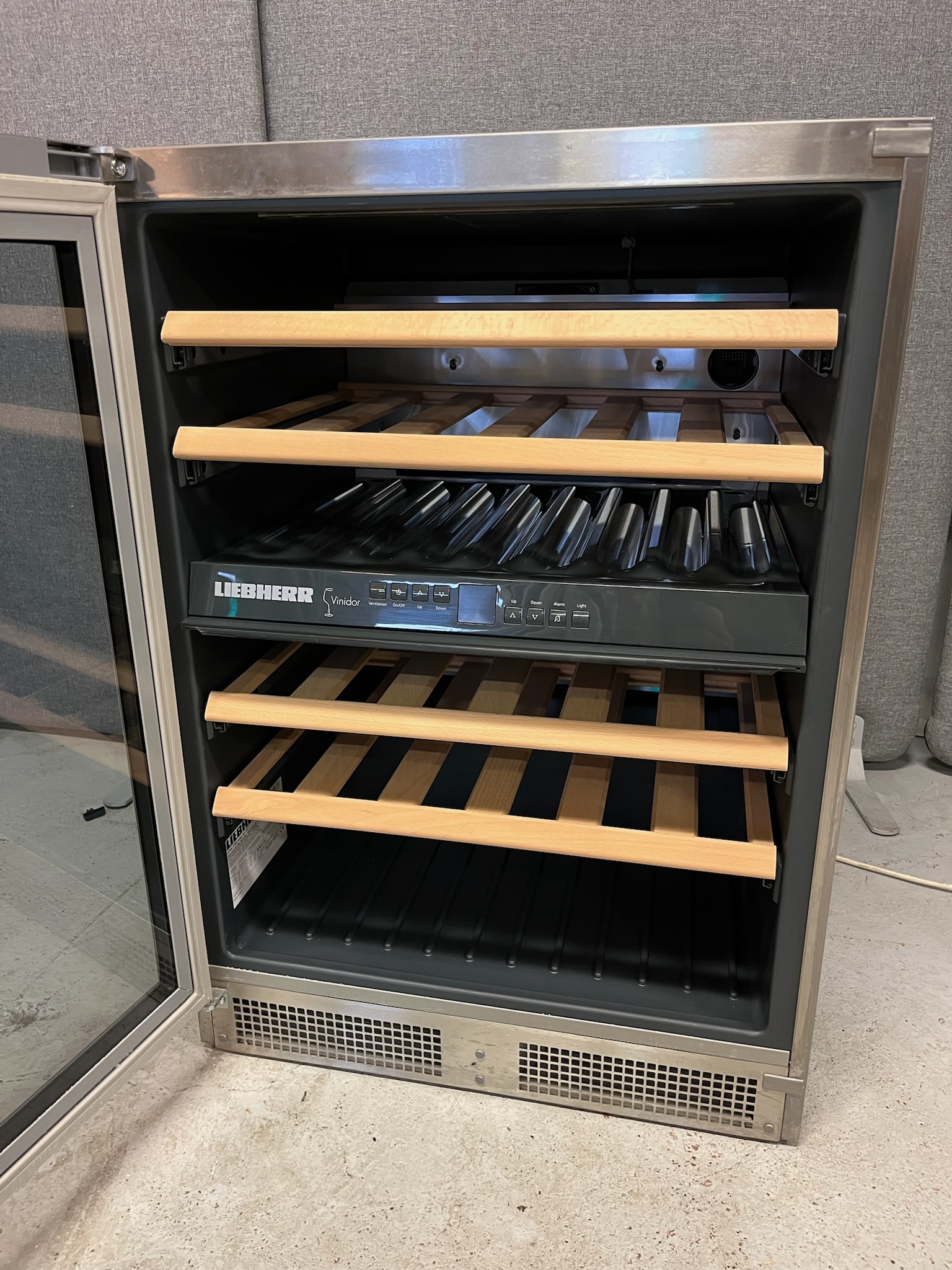 SELT / SOLD Liebherr vínkælir, 136 lítrar 4