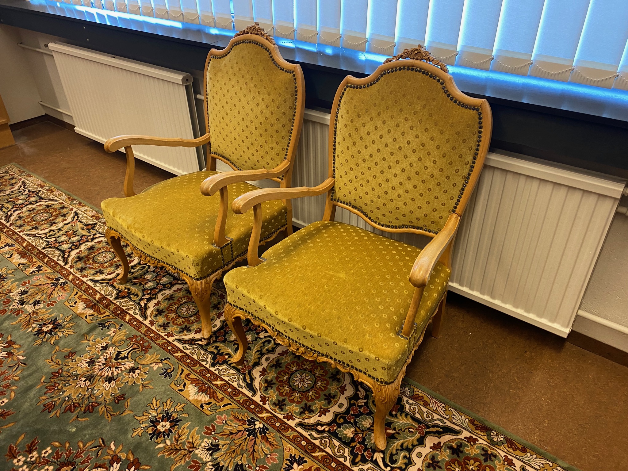 SELT / SOLD Antík stólar - handútskornir 3