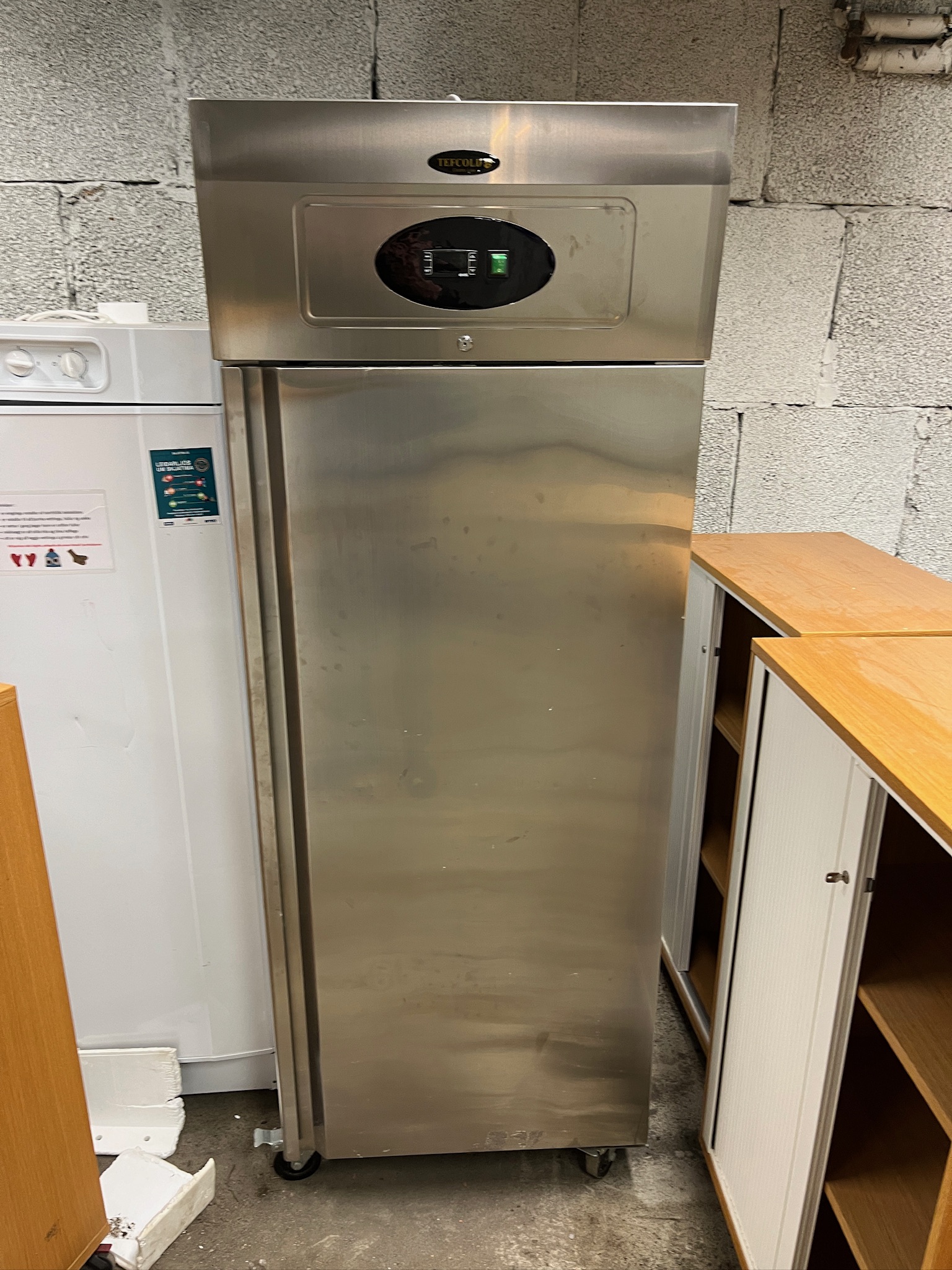 SELT / SOLD Tefcold frystir á hjólum, H201 x B74 x D85 sm.