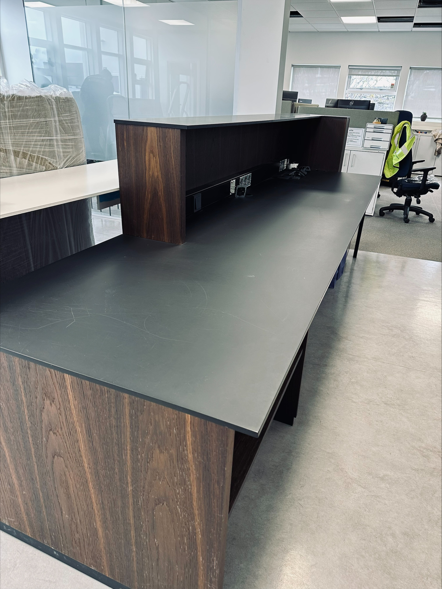 SELT / SOLD Afgreiðsluborð - L322sm.