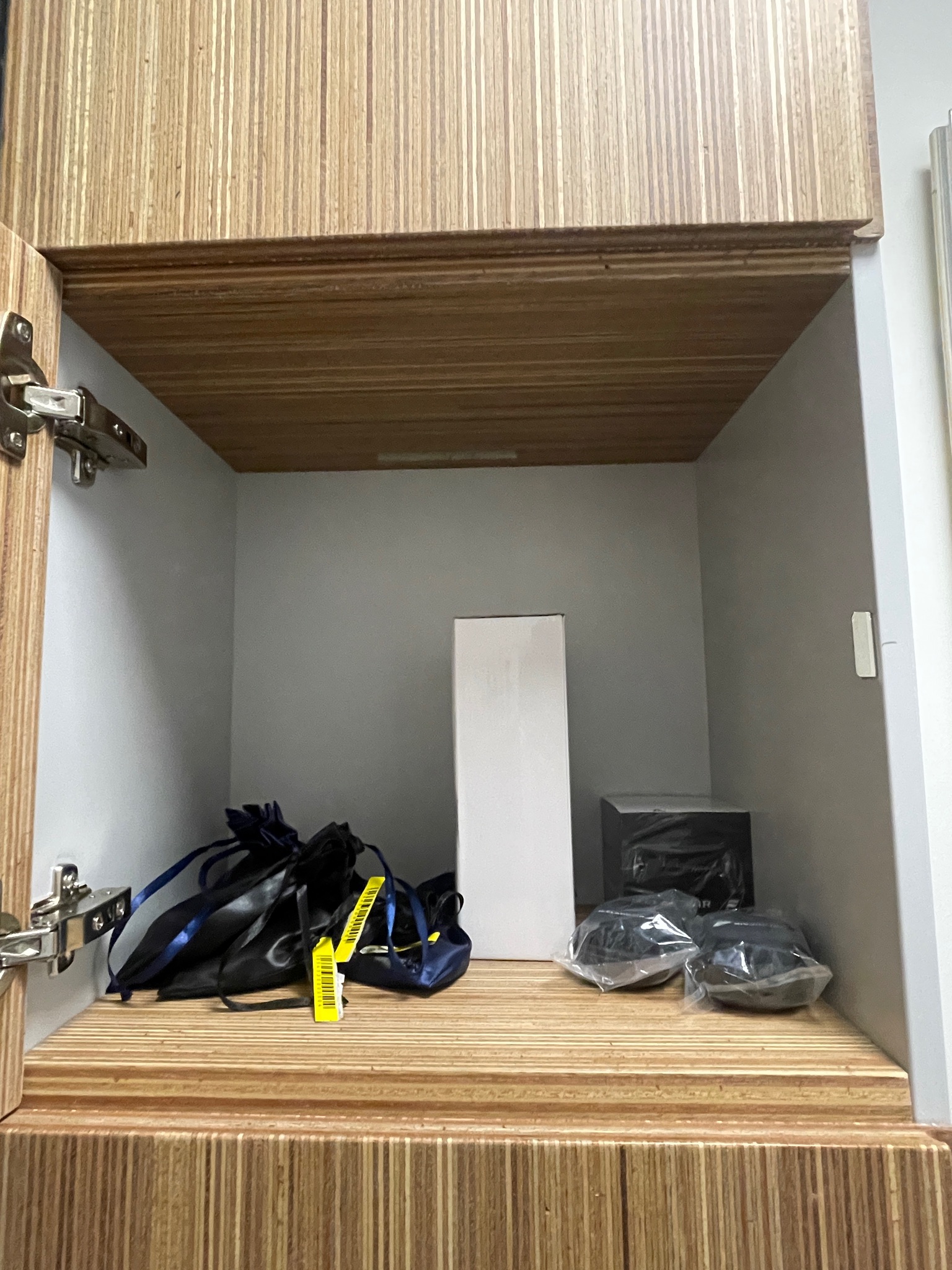 SELT / SOLD Munaskápur, 4 læsanleg hólf, sérsmíði H164 B43 D32 sm 6