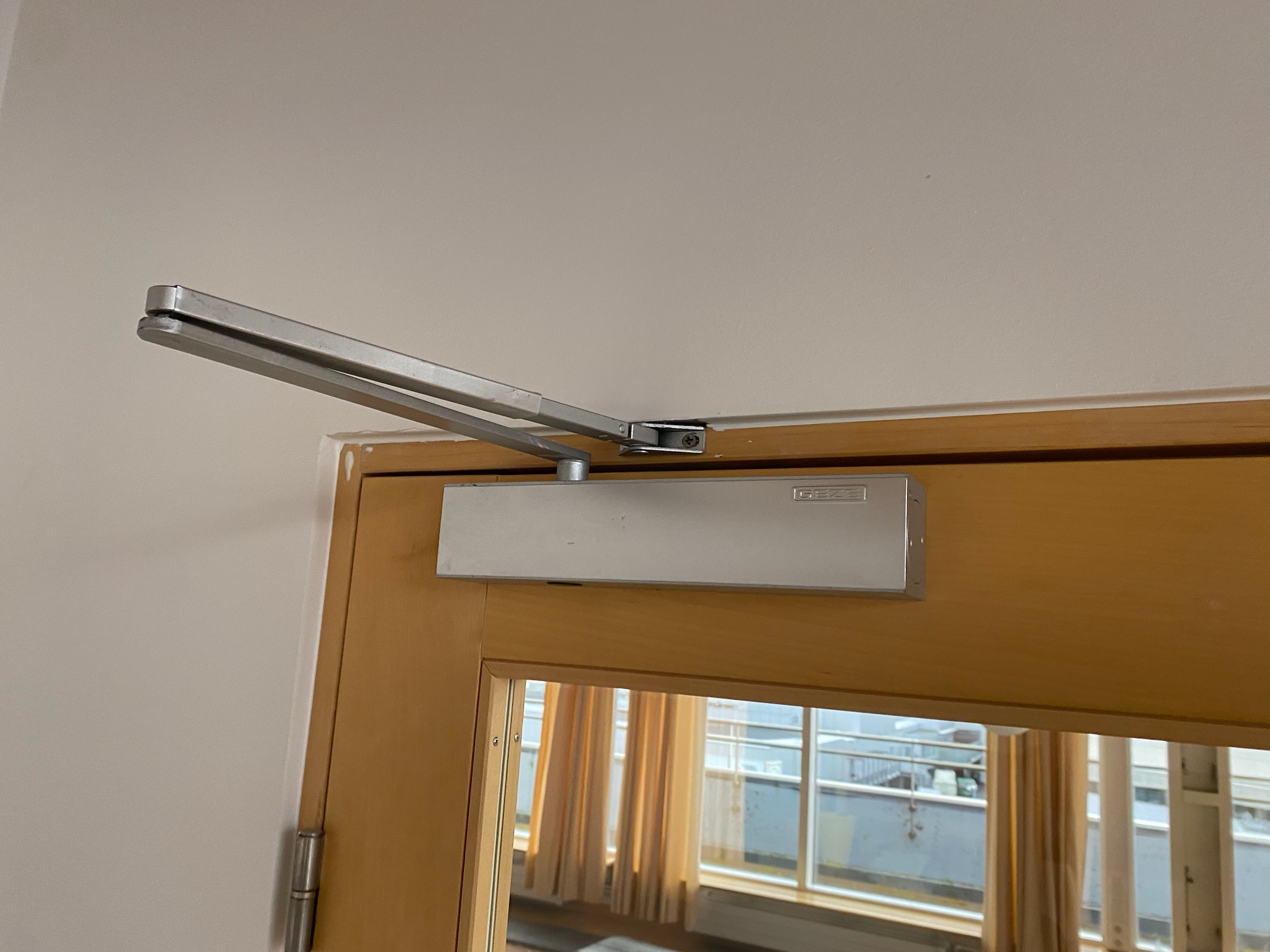 SELT / SOLD Tvöföld viðarhurð með gleri og læsingu og pumpu, H206 x B150 sm. 7