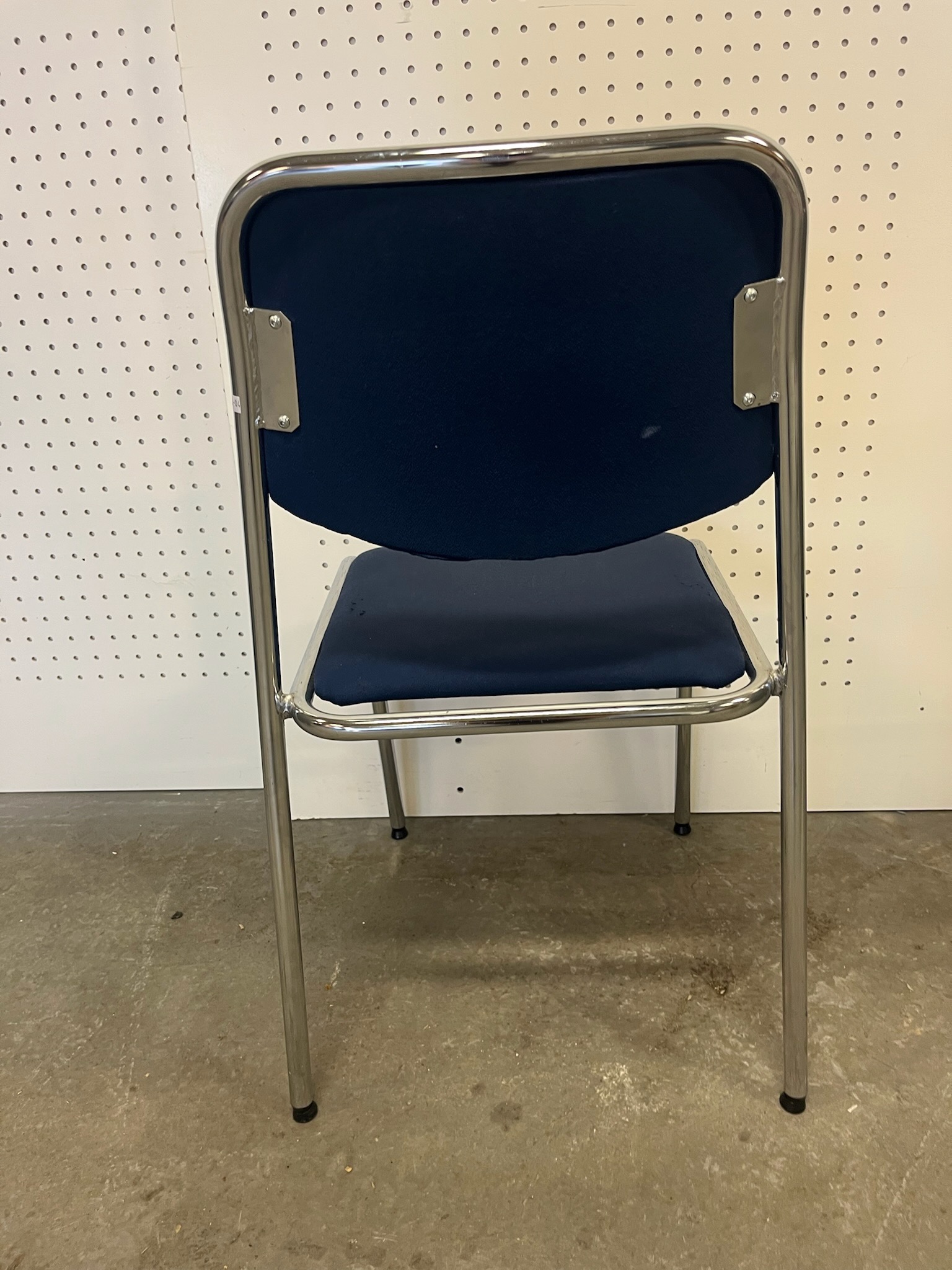SELT / SOLD Sterkbyggðir stólar, staflanlegir (10 stk.) 4