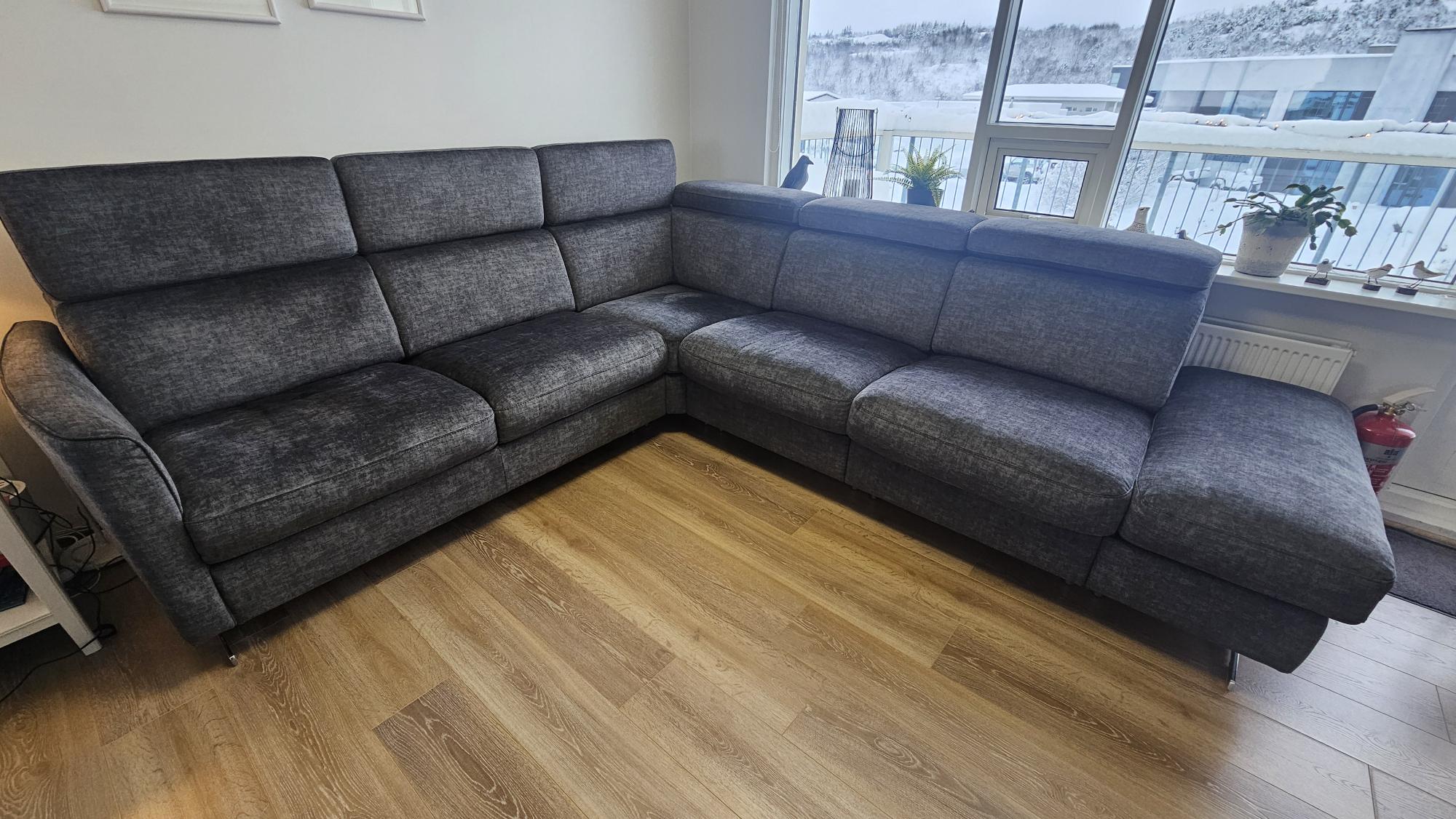 Ítalskur sérsmíðaður sófi með microfiber áklæði frá LÚR 2025
