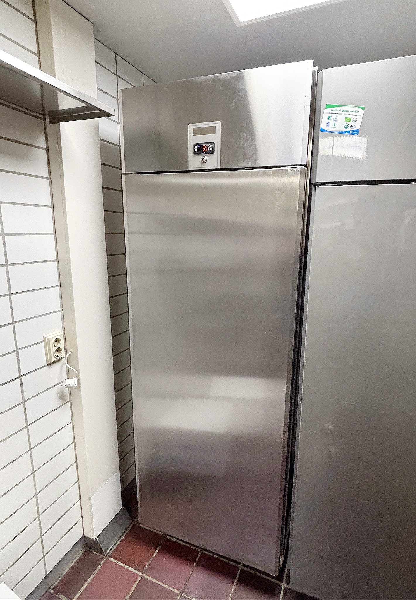 SELT / SOLD Electrolux kælir, H205 x B70 x D83 sm.