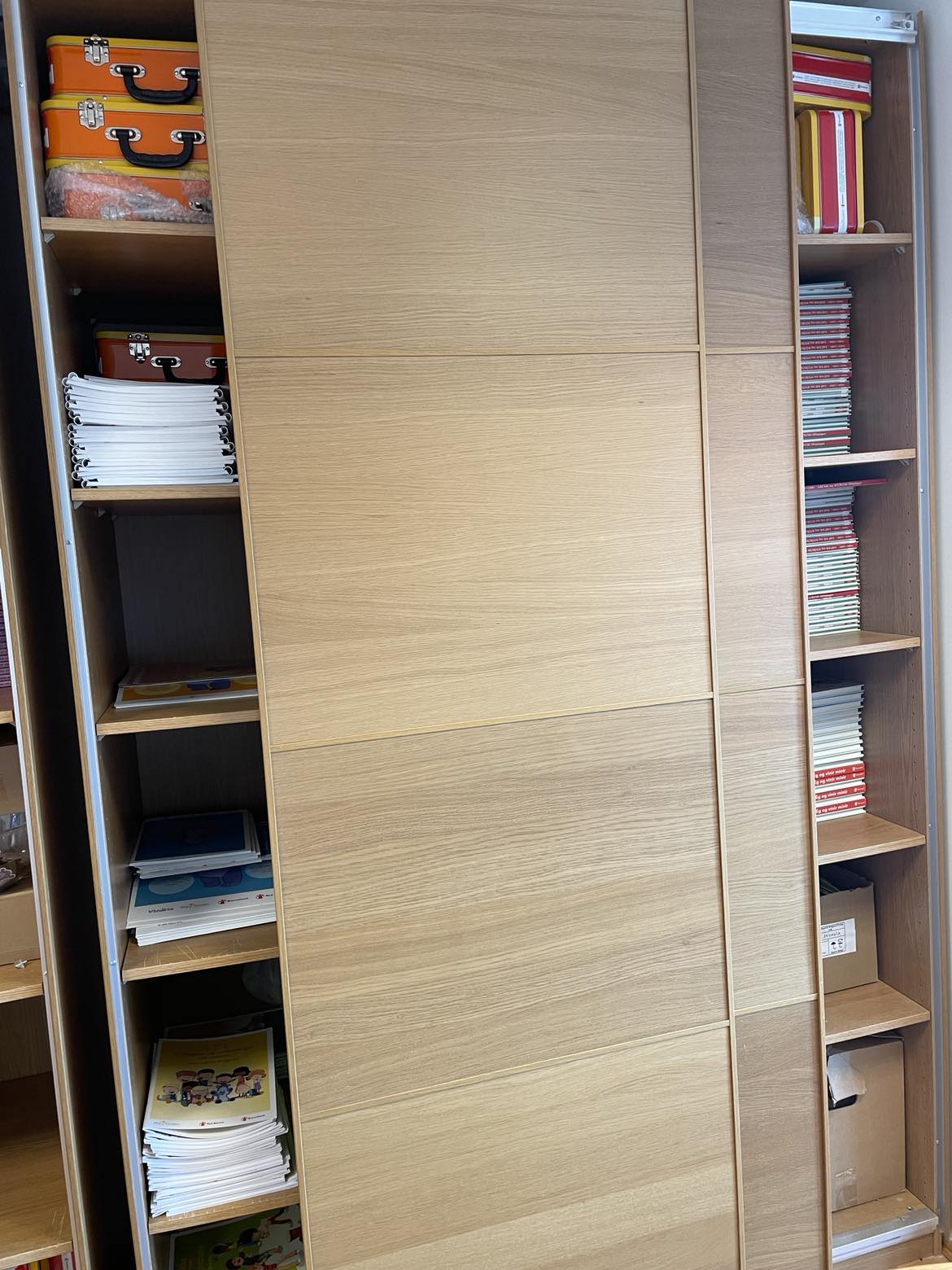 SELT / SOLD IKEA skápur m/rennihurð, H235 x& B160 x D67 sm. 3