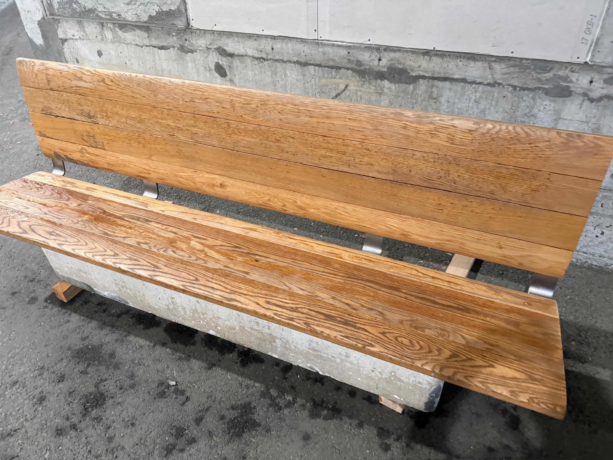 SELT / SOLD Sérsmíðaður bekkur, B250xD58sm. 3