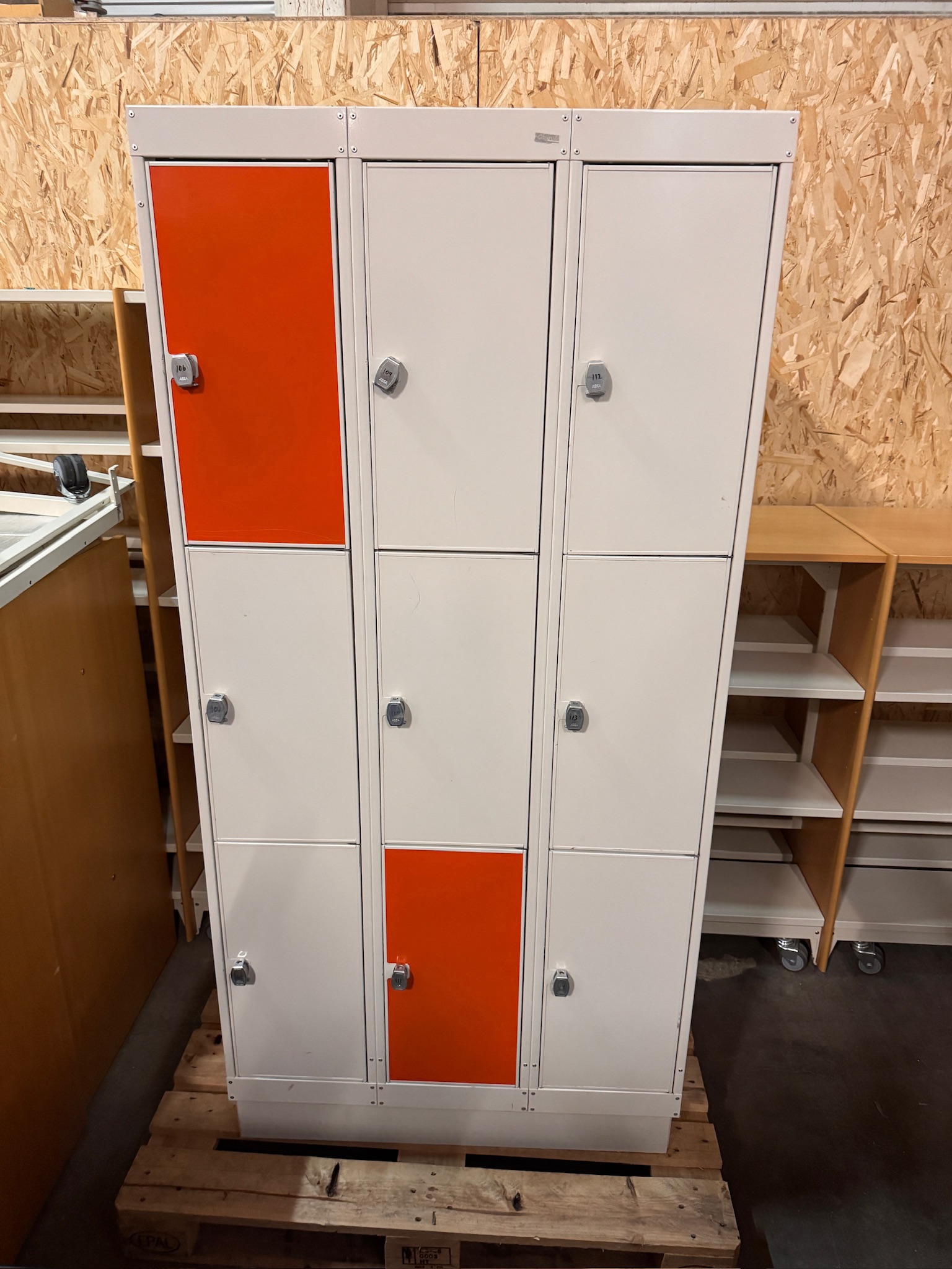 SELT / SOLD Starfsmannskápur, 9 hólf, H189xB90xD55sm. 3