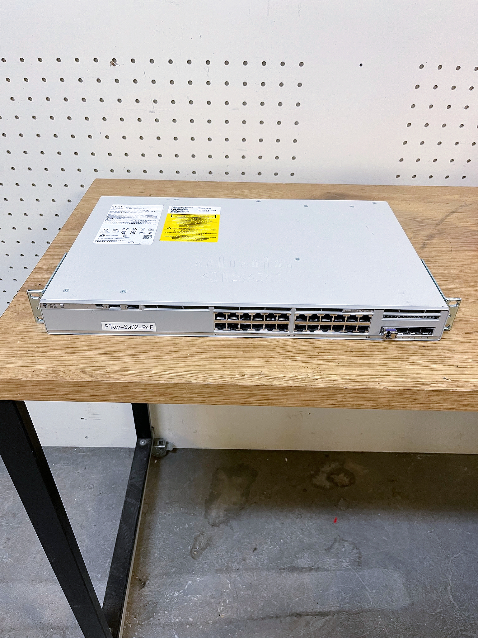 SELT / SOLD Cisco Catalyst C9200L-24P-4G-E switch - Play