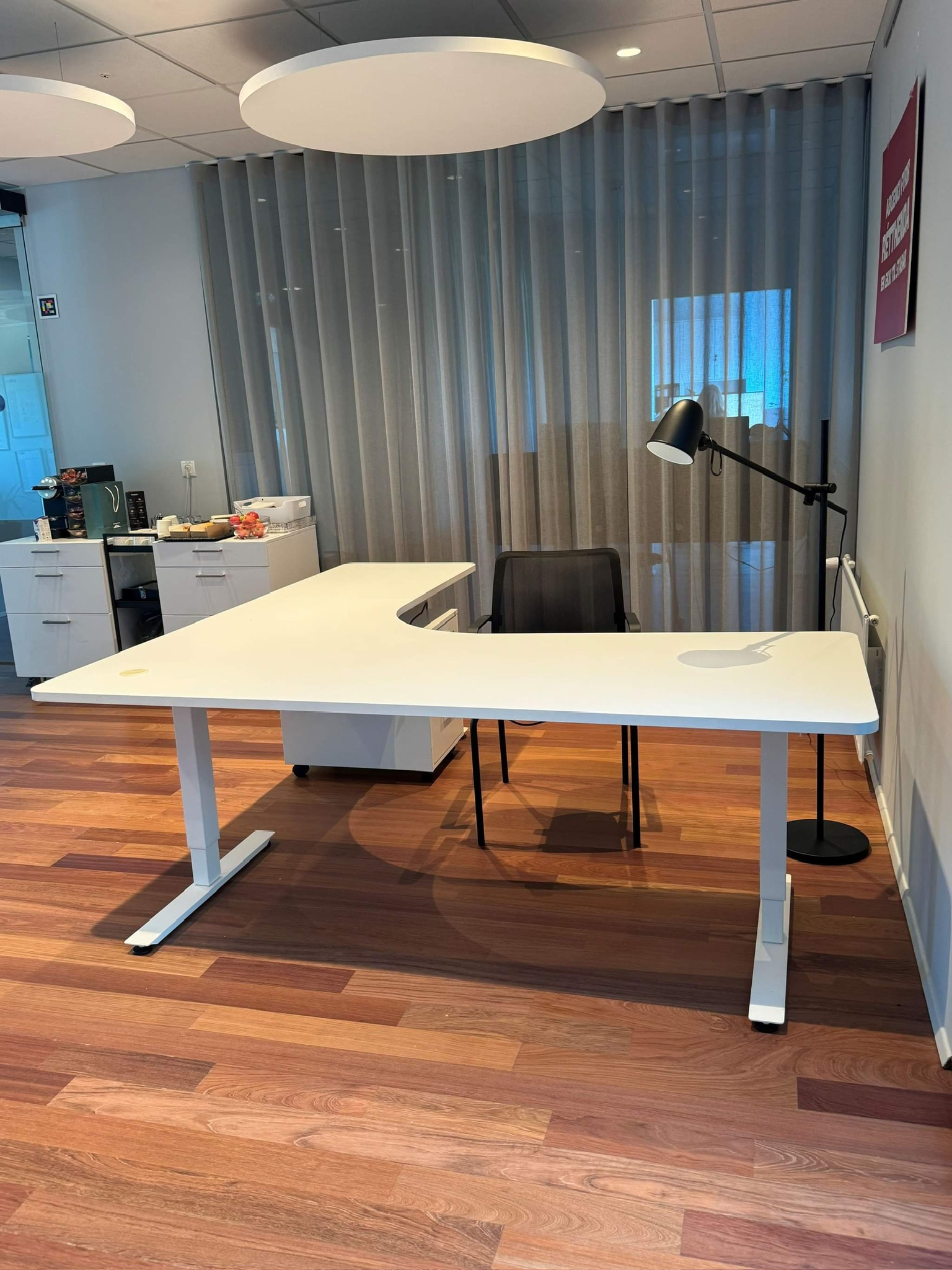 SELT / SOLD Hornrafmagnsborð, B200 x L200 sm.