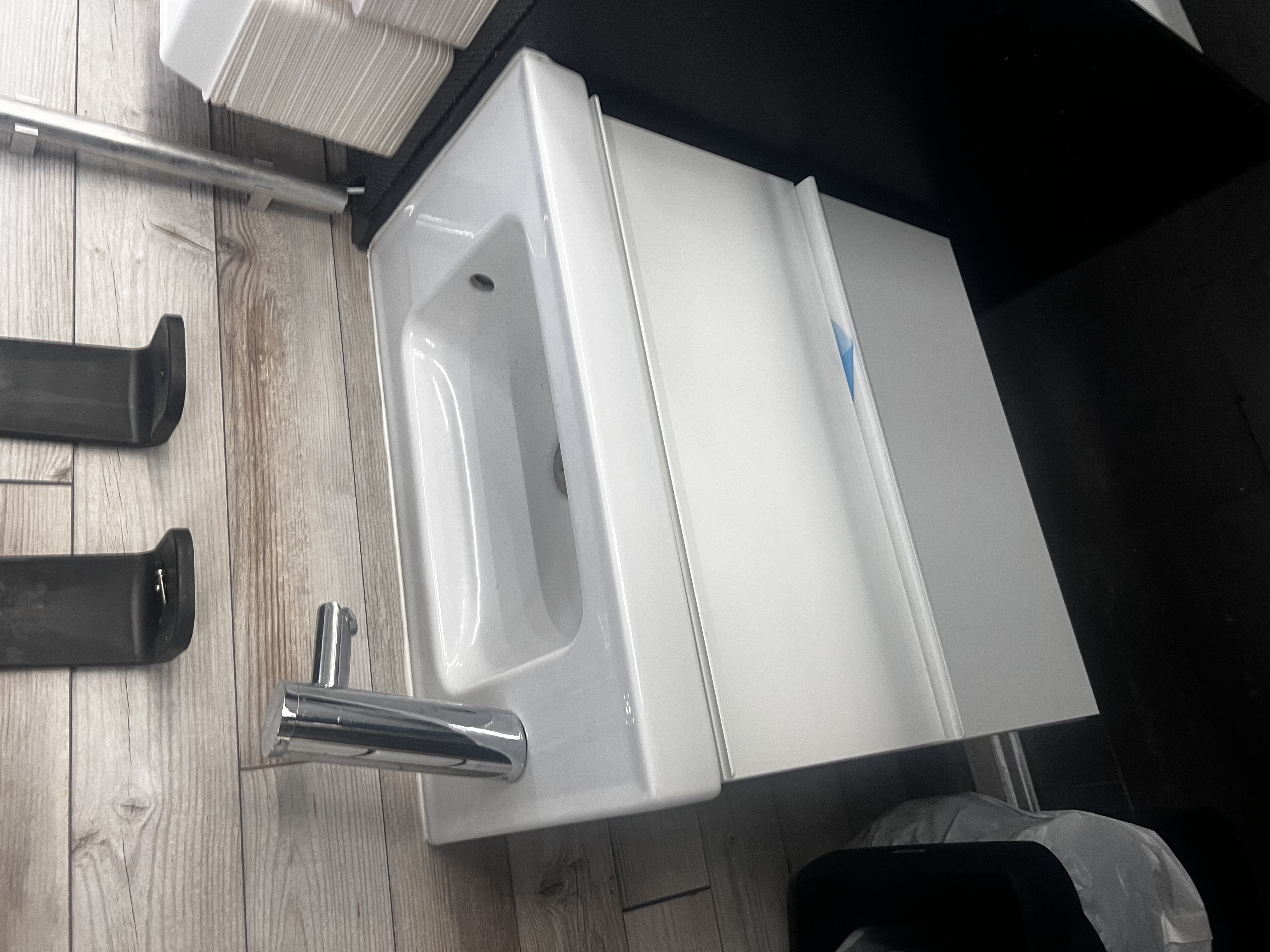 SELT / SOLD - Snertilaus vaskur ásamt undirborði - gesta WC 5