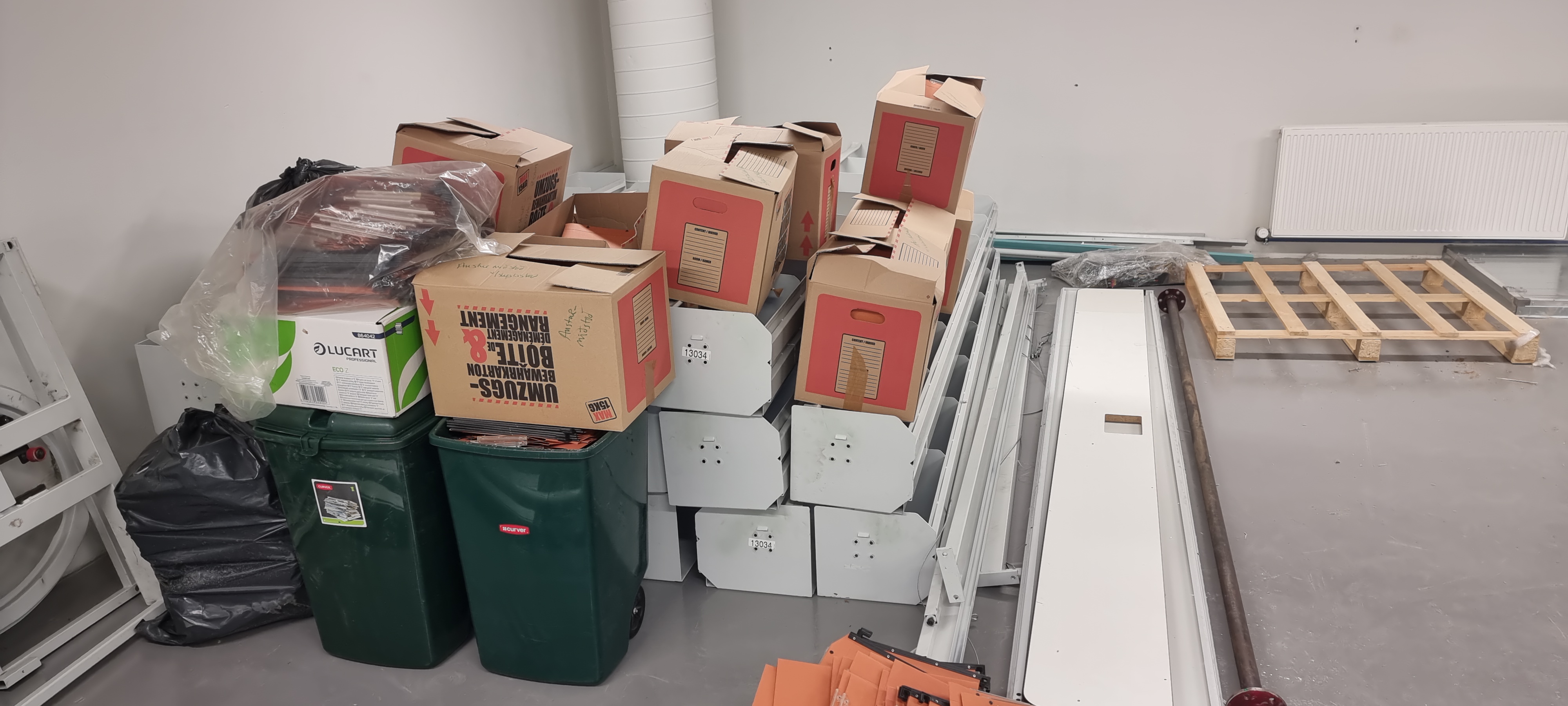 SELT / SOLD Kardex lagerhillukerfi / rúlluhillur 9