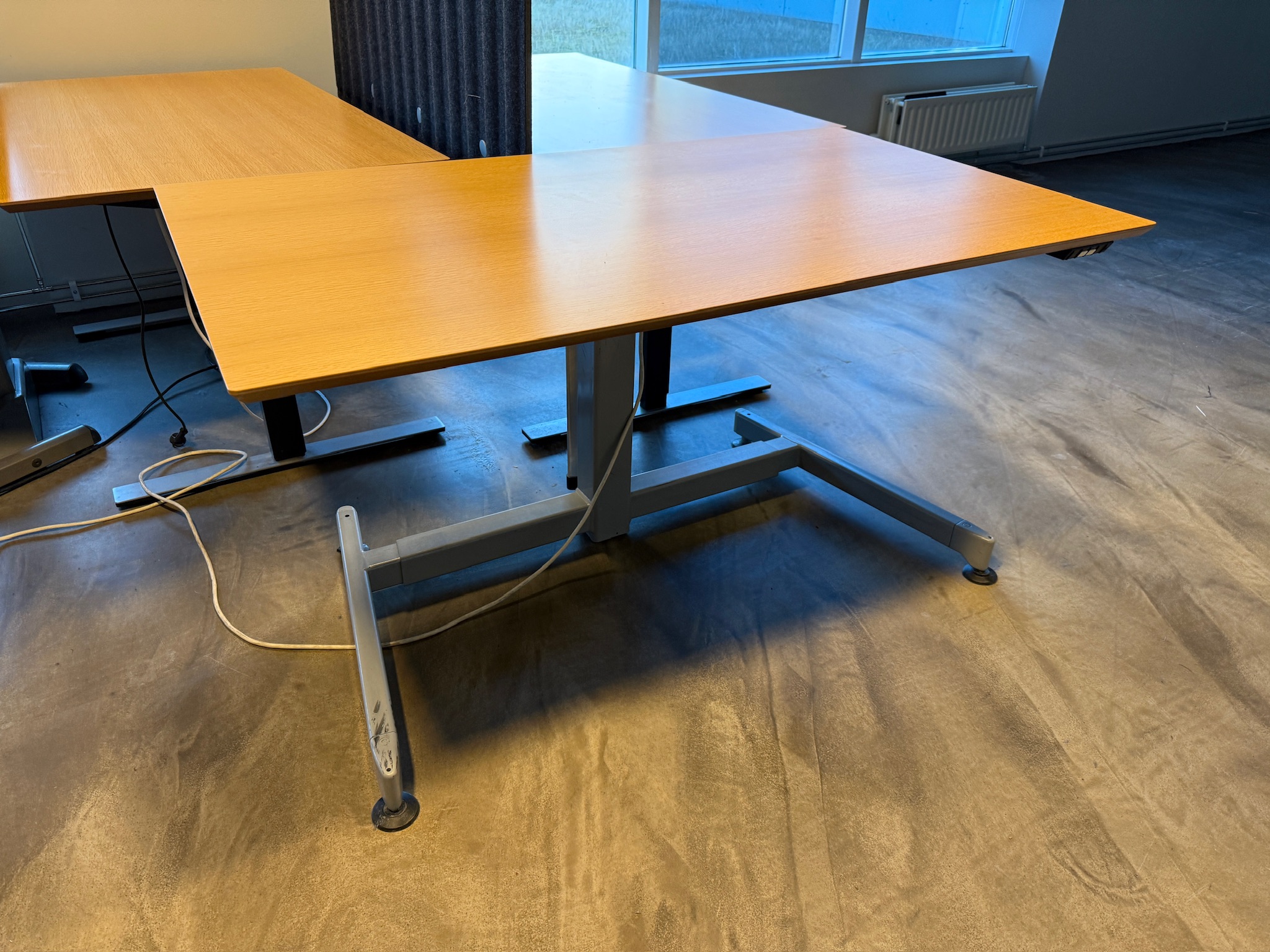 SELT / SOLD Dencon rafmagnsborð frá Pennanum, B140xD80sm.