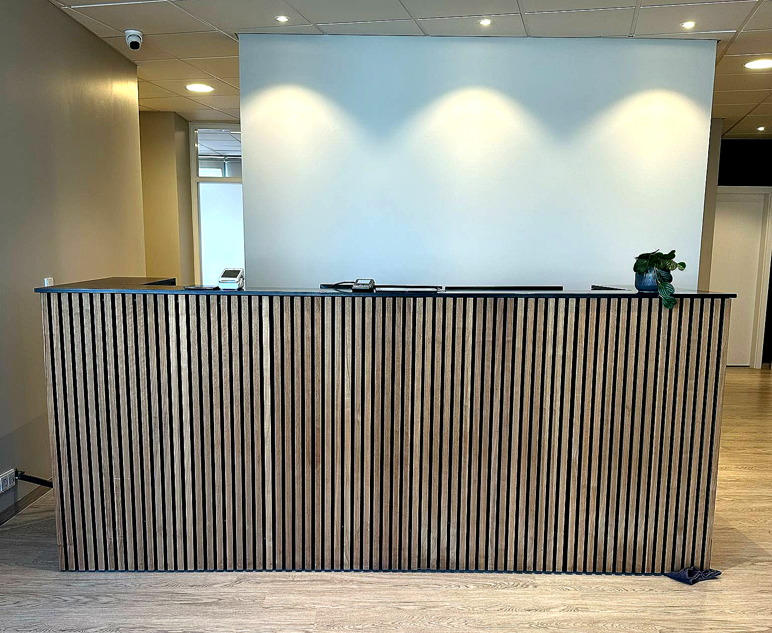SELT / SOLD Afgreiðsluborð L: 270 cm D: 92 cm H: 116 cm