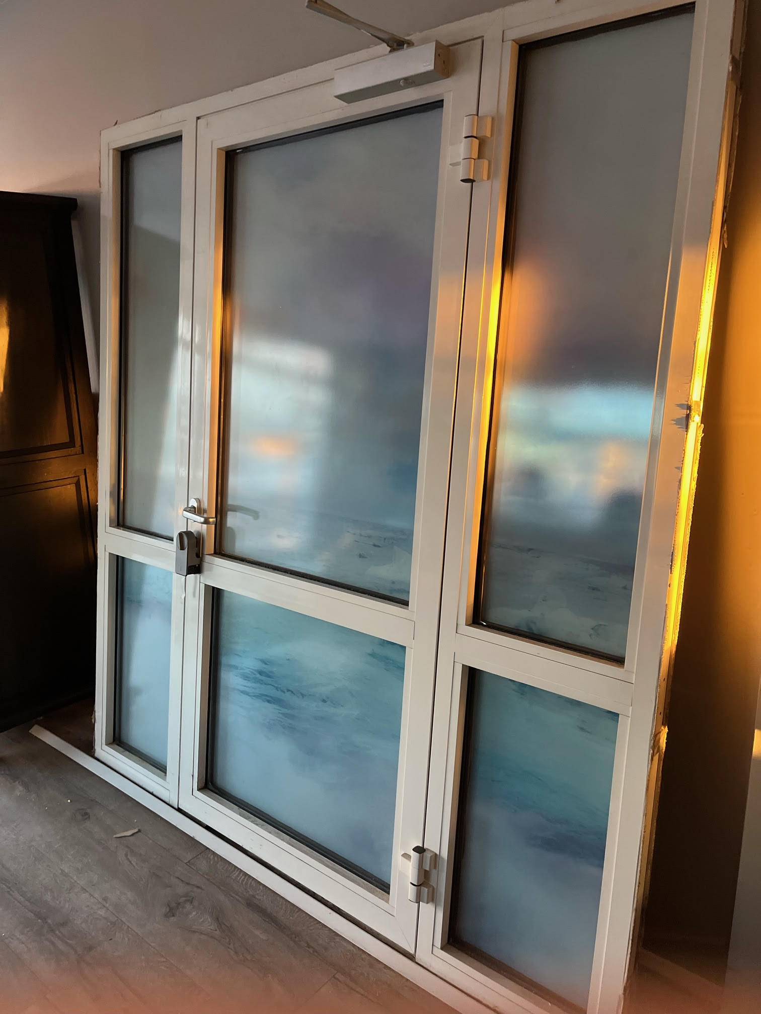 SELT / SOLD Útihurð - álhurð - með gluggaramma