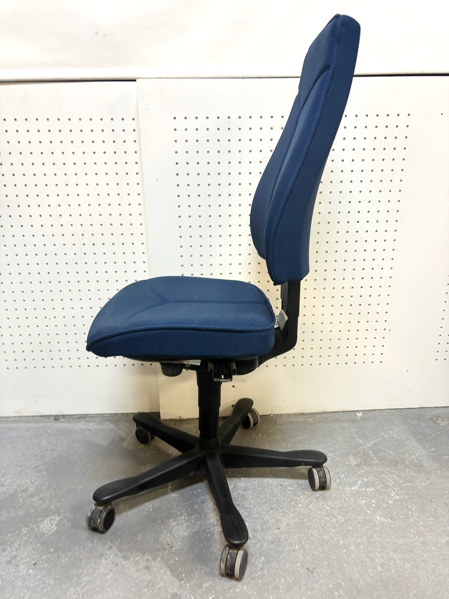SELT / SOLD Kinnarps 6242 skrifborðsstóll án arma frá Pennanum4 2