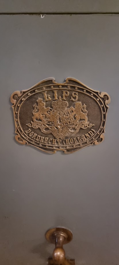SELT / SOLD - Flottur retro verðmætaskápur - peningaskápur - byssuskápur 130 sm. 2