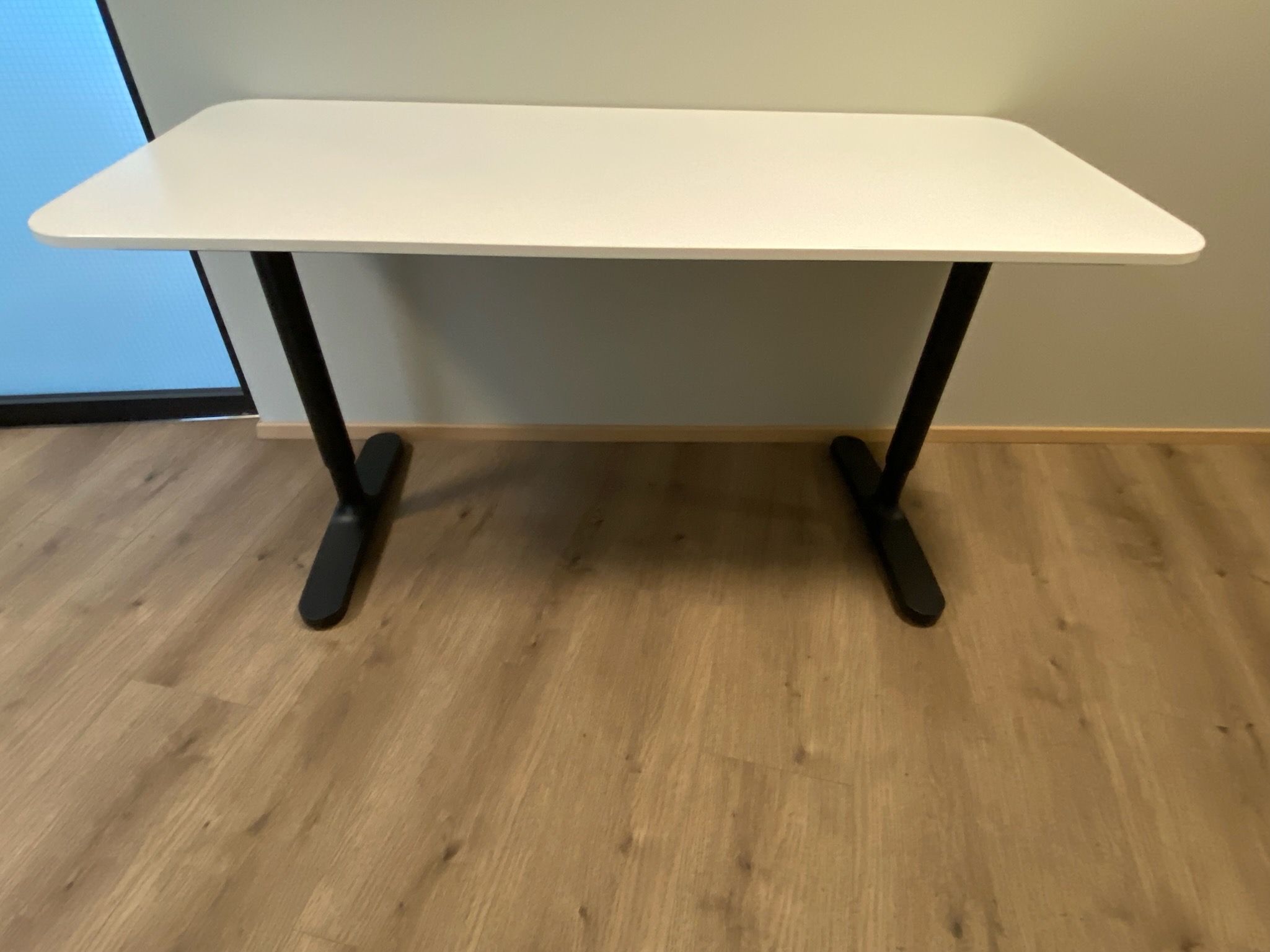 SELT / SOLD Skrifborð IKEA 140sm. x 60sm.