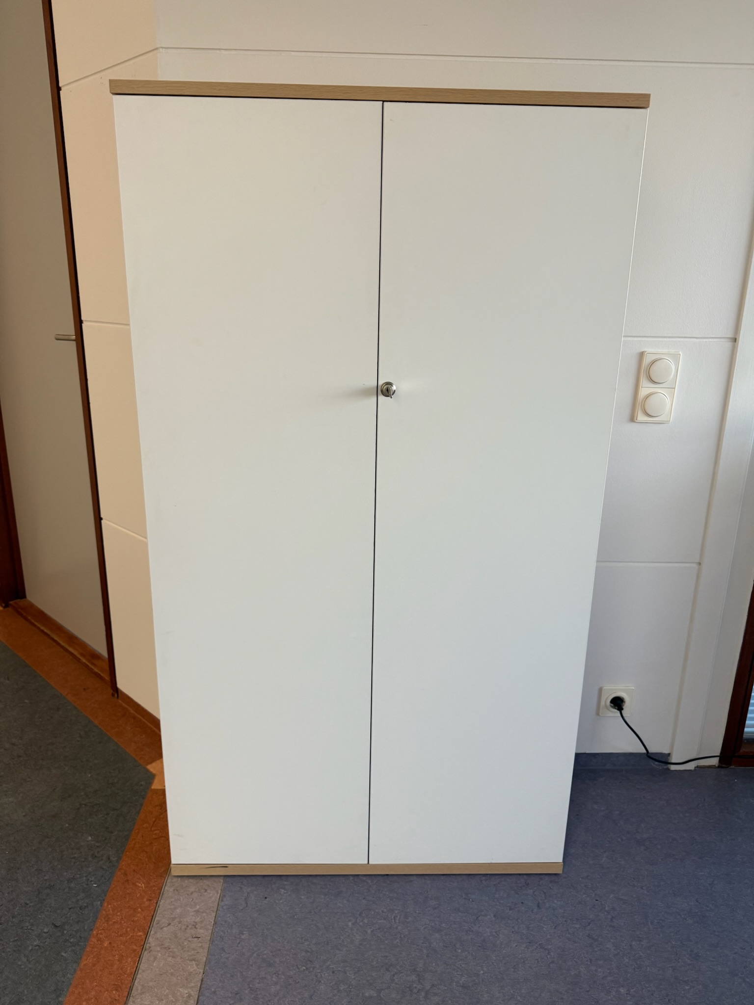 SELT / SOLD Eikar skápur, H143xB80xD35sm. 3