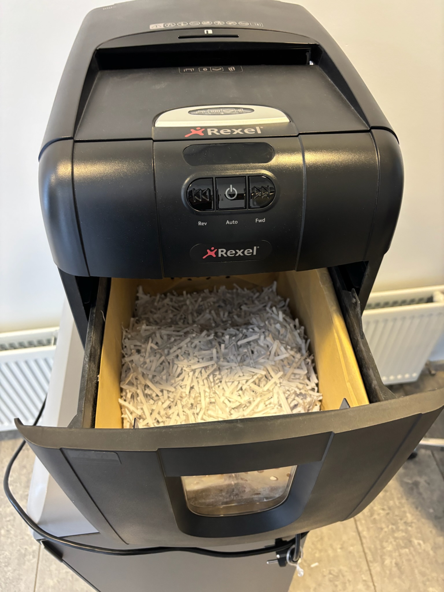 SELT / SOLD Rexel pappírstætari 4