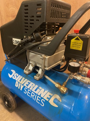SELT / SOLD Silverline loftpressa, 24 lítra tankur 2