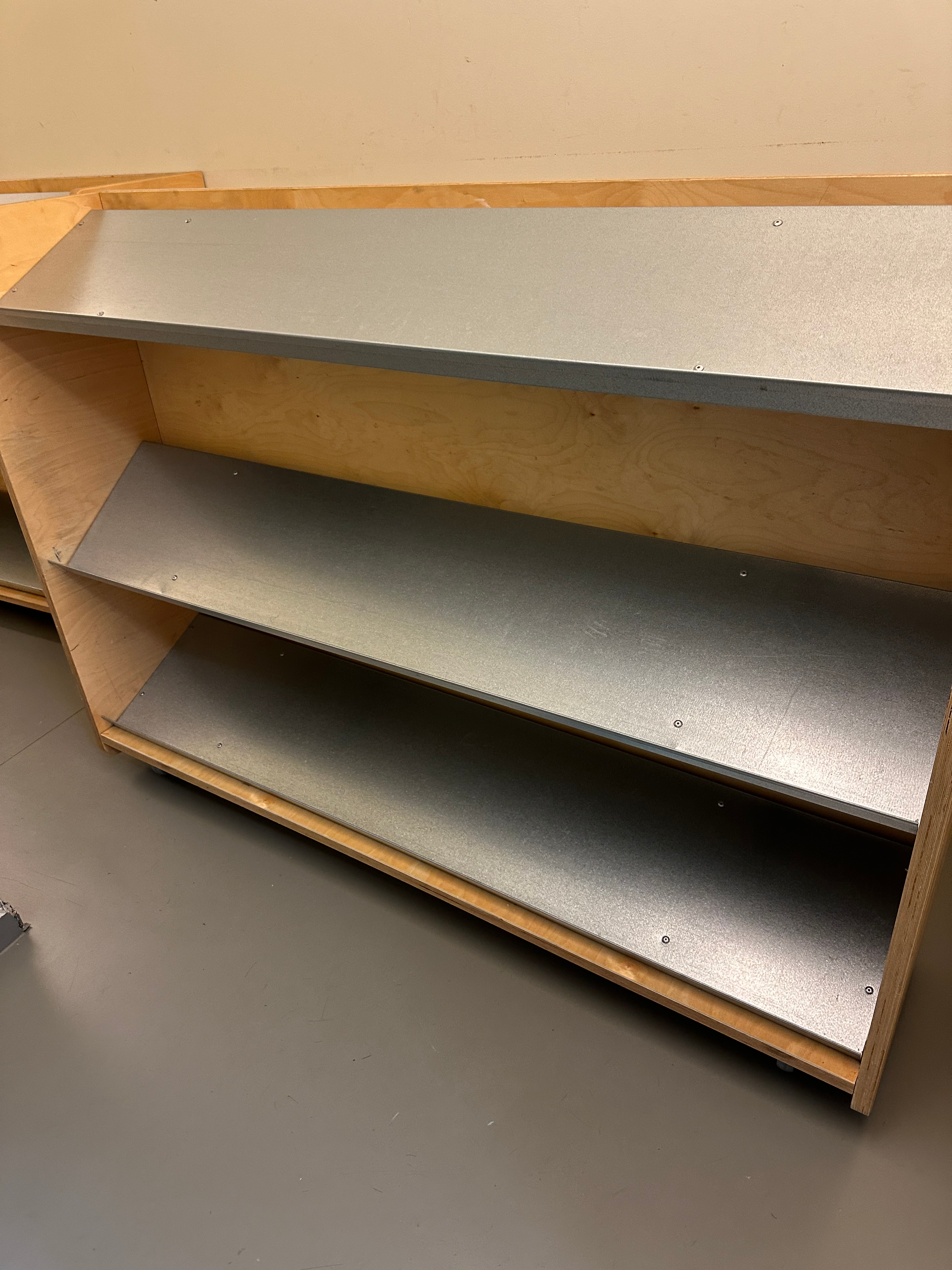 SELT / SOLD Skóhillur á hjólum - Alþingi