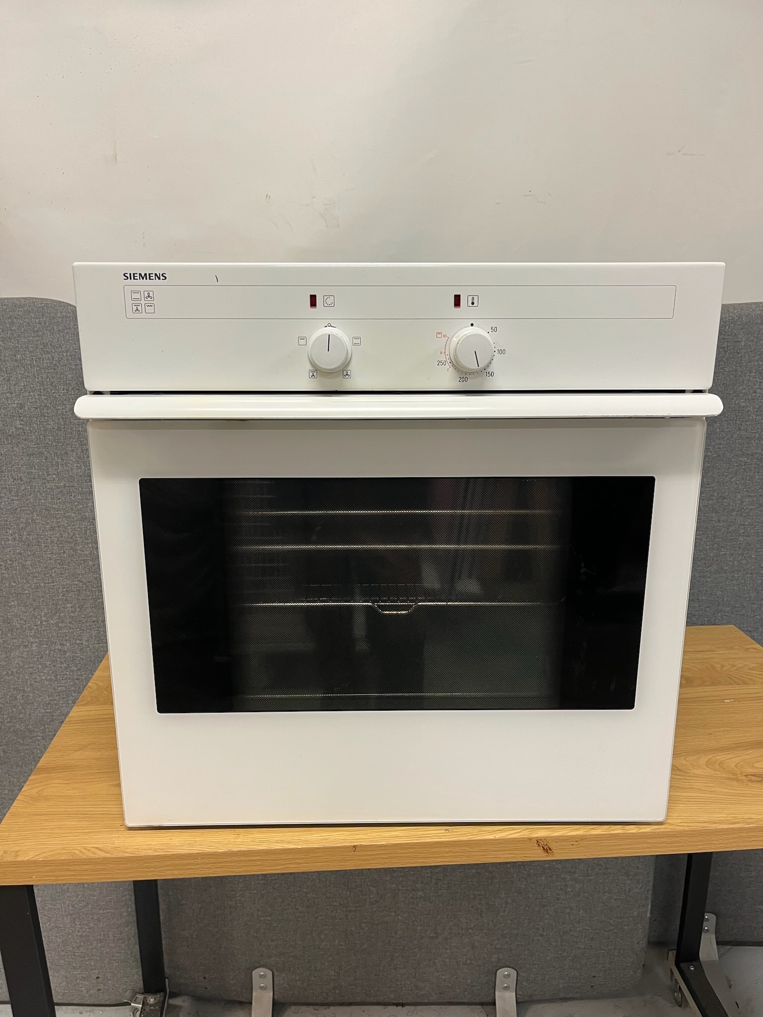 SELT / SOLD SIEMENS ofn, L55 x B57 x H60 sm.