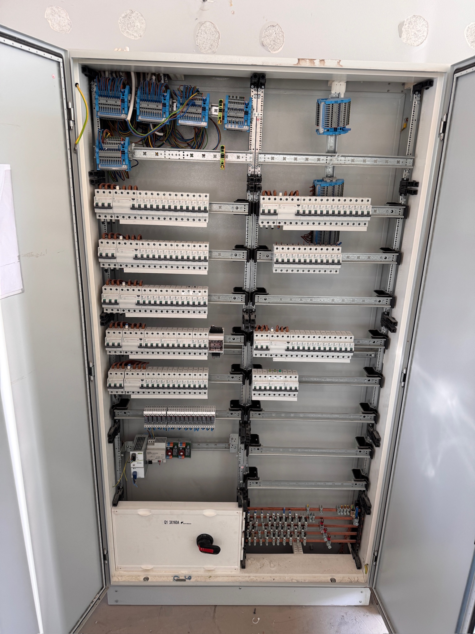 SELT / SOLD Hager rafmagnstafla, H185xB105xD28sm. 8