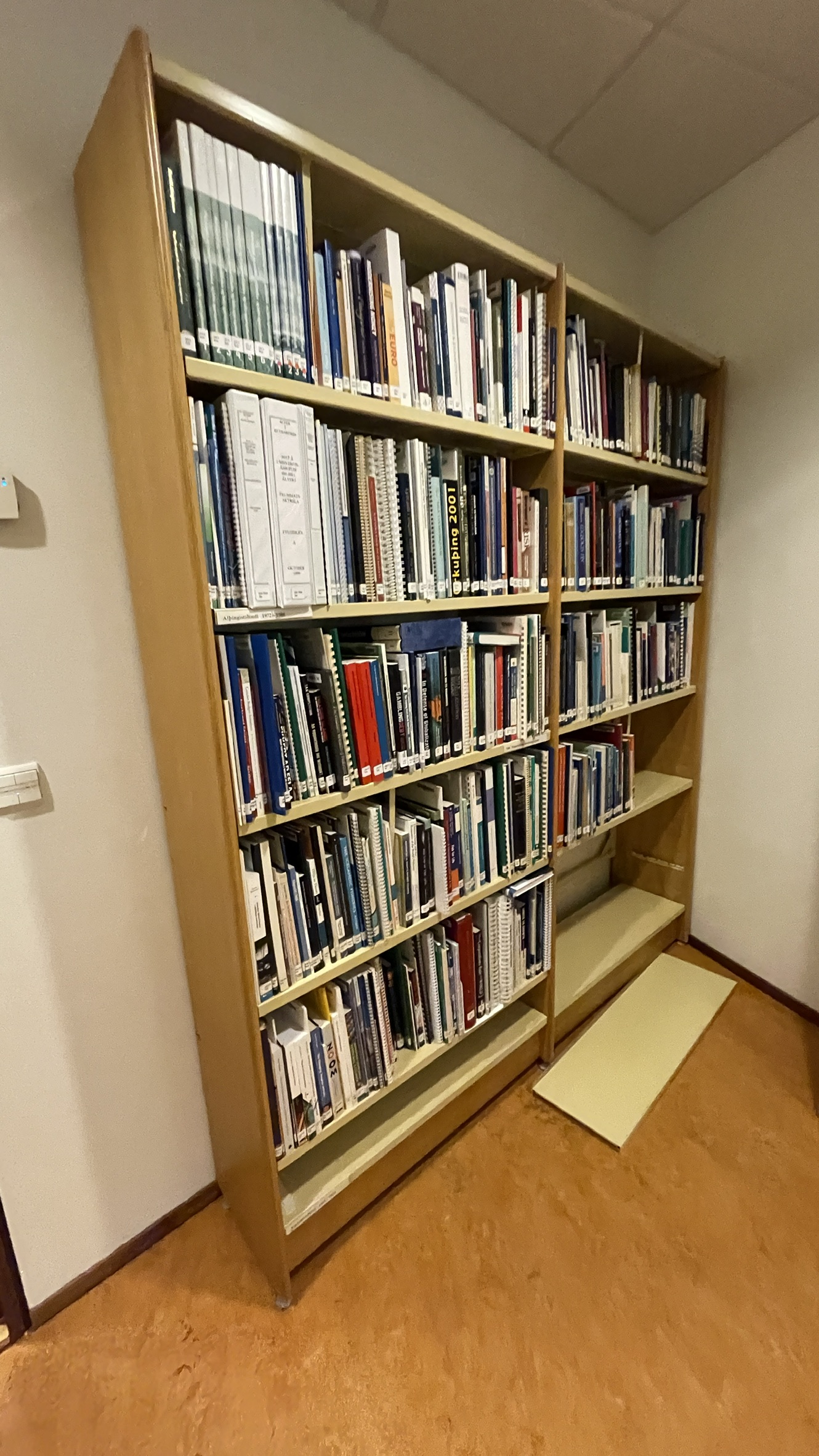 SELT / SOLD Bókahillur sterkbyggðar, H220 x B90 - um 25 lengdarmetrar til - 3