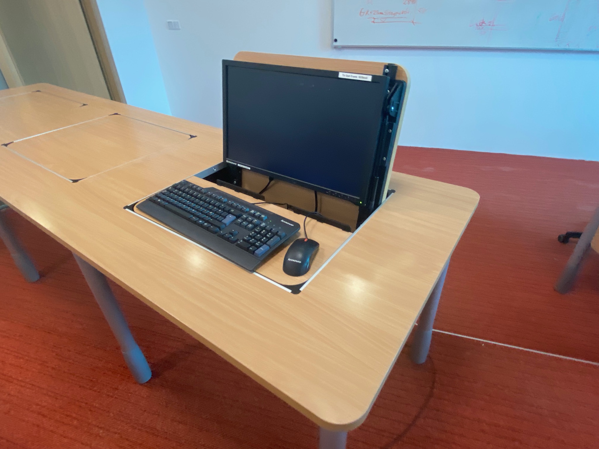 SELT / SOLD Skólaborð með fellanlegum skjáplötum - 24 einingar 7