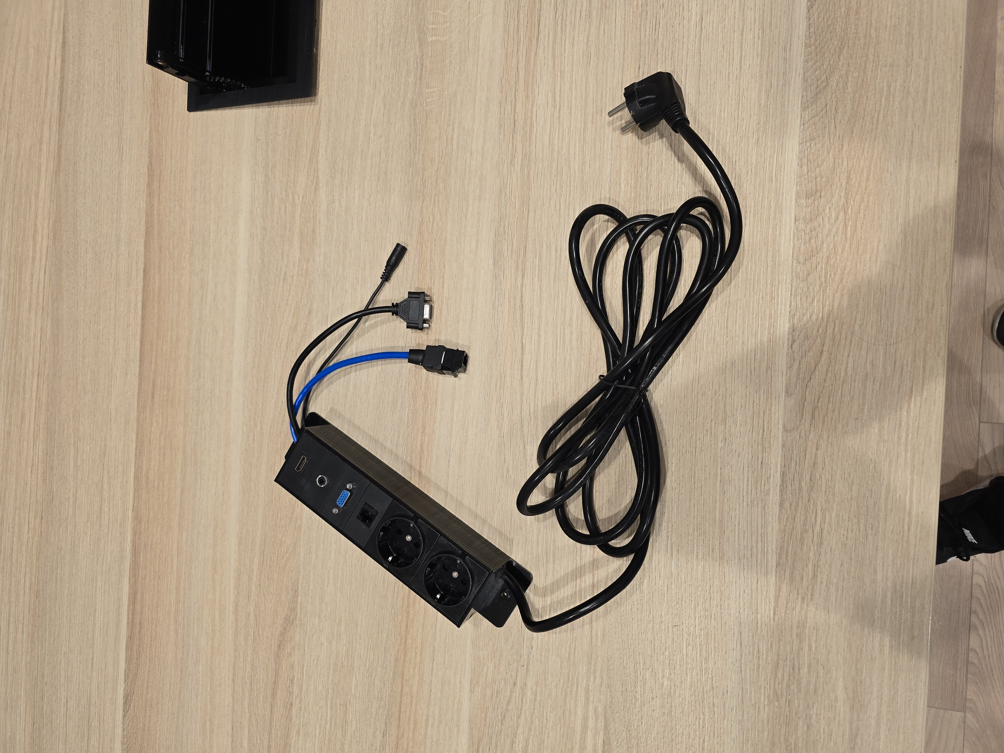 SELT / SOLD Götessons fundarborð með tenglaboxi frá Pennanum, L240xB120sm. 9