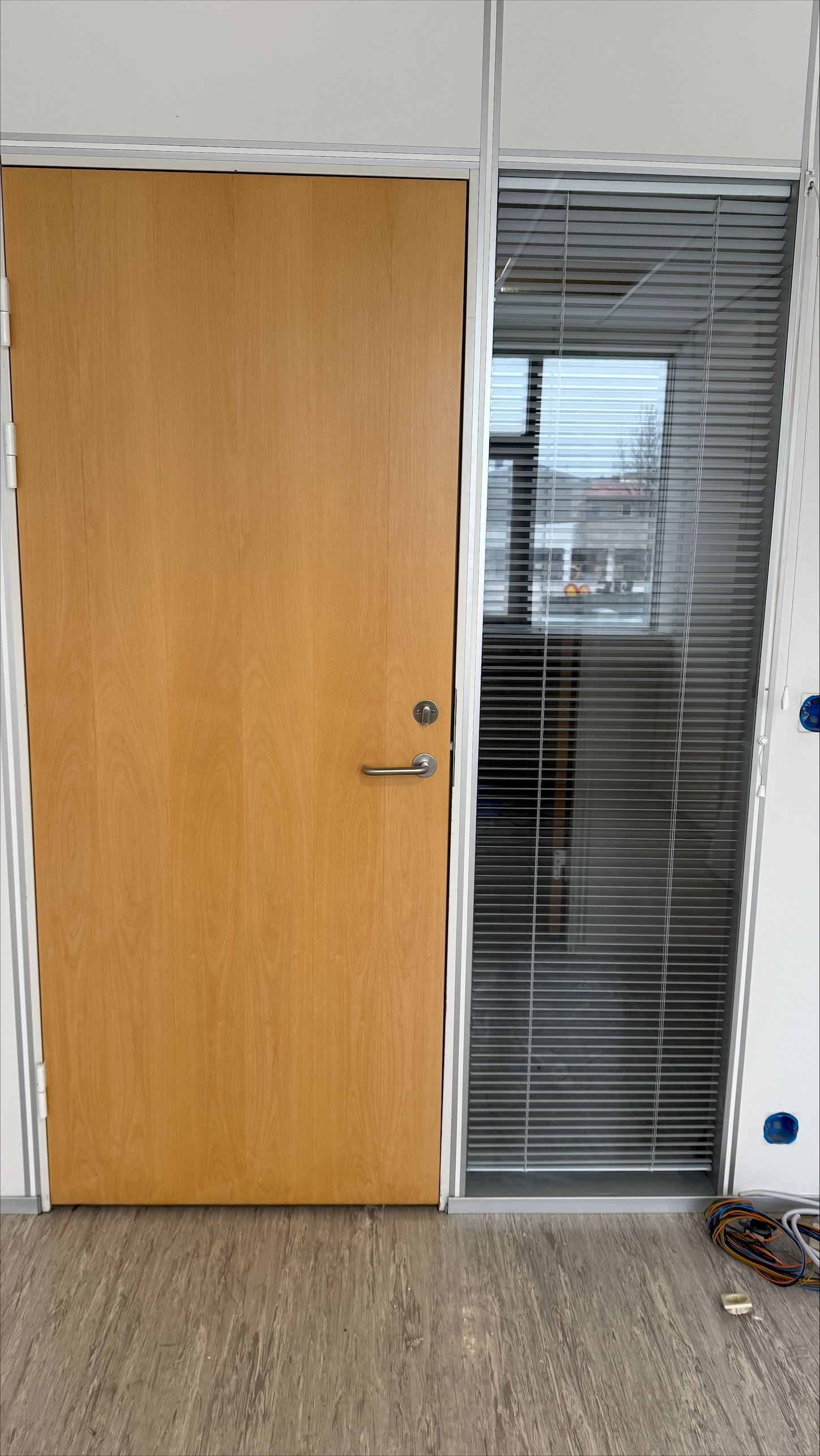 SELT / SOLD Hurðir beyki og Randy hurðabúnaður (30stk).