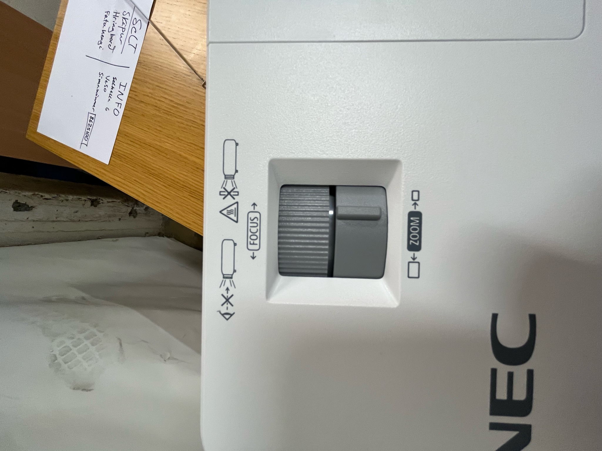 SELT / SOLD NEC V302W skjávarpi og loftfesting 4