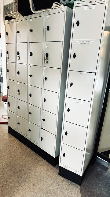 SELT / SOLD Flottir smáhólfaskápar frá AJ vörulistanum, H195 x B30 x D55 sm. (5)