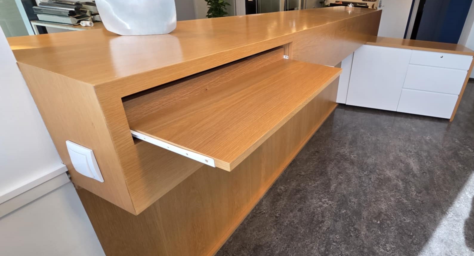 SELT / SOLD Móttökuborð með ledlýsingu, sérsmíði - tvær starfsstöðvar 10