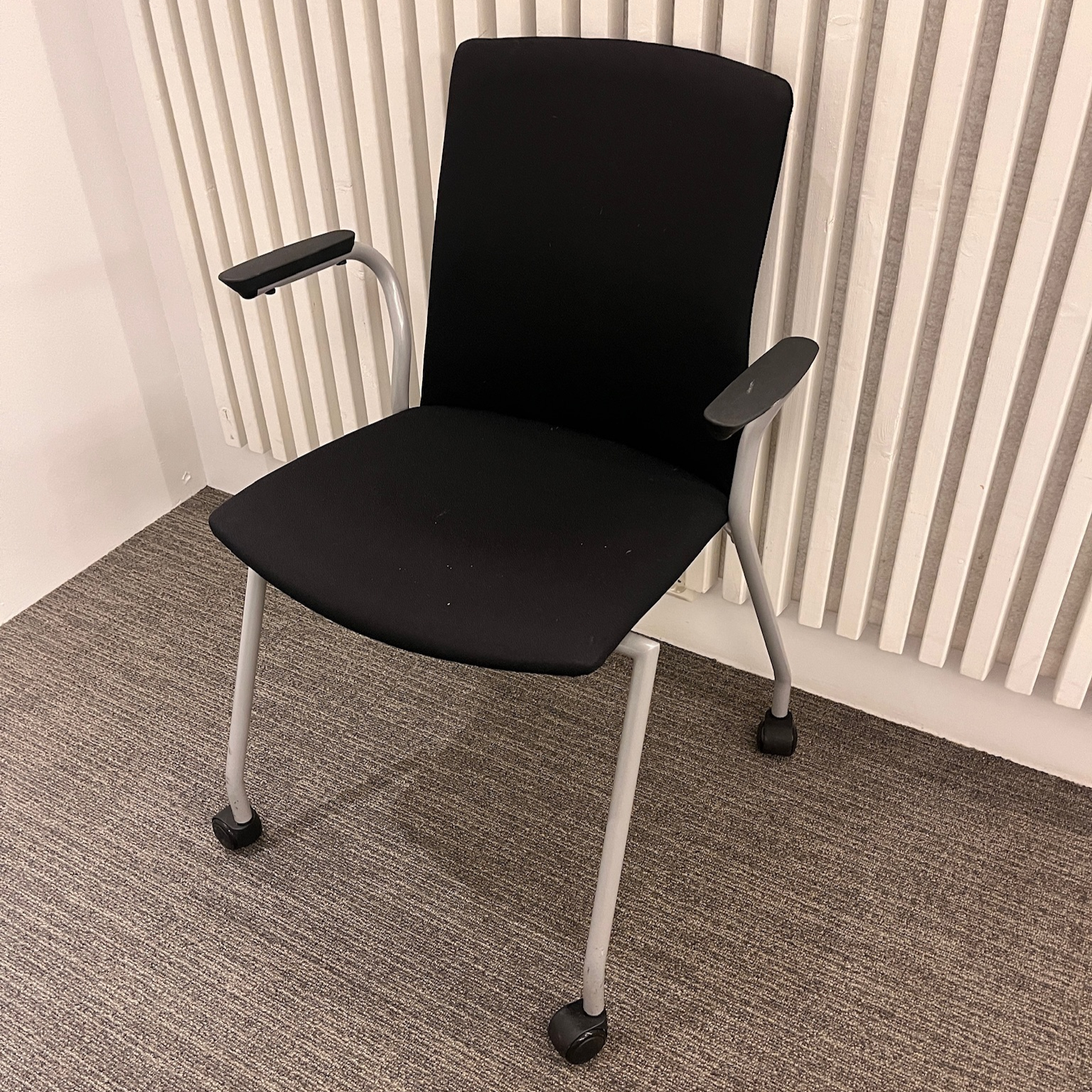 SELT / SOLD Kinnarps fundarstóll - fundarstólar á hjólum