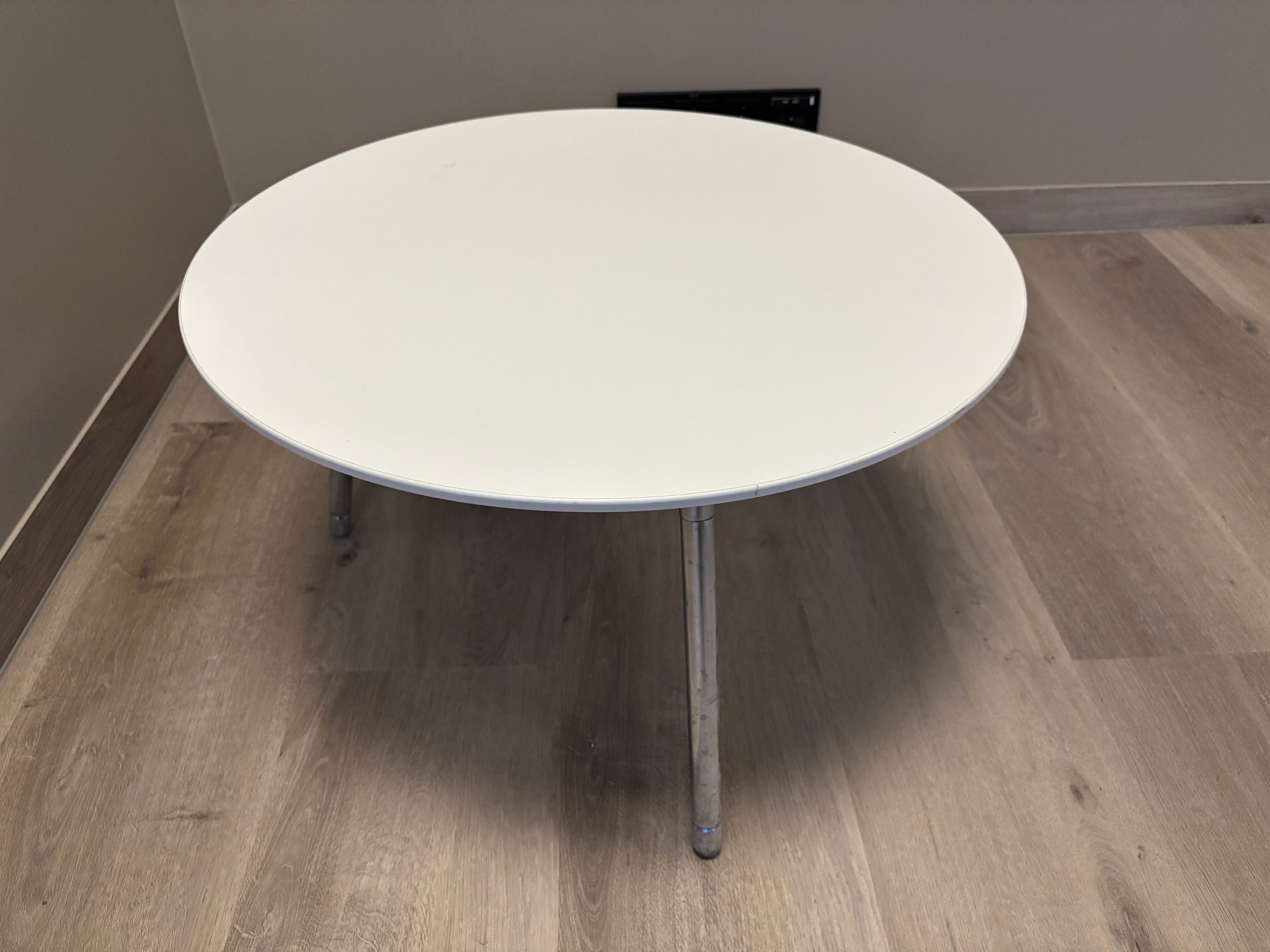 SELT / SOLD Hringborð hvítt Ø60 x H36 sm. 2