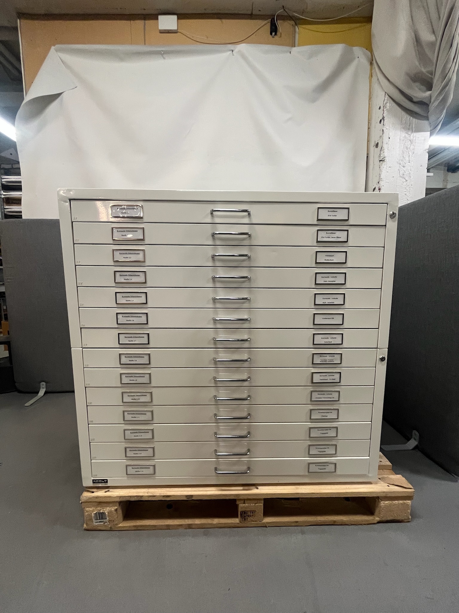 SELT / SOLD Neolt teikningaskápur, 14 skúffur, B116xD75xH110sm.
