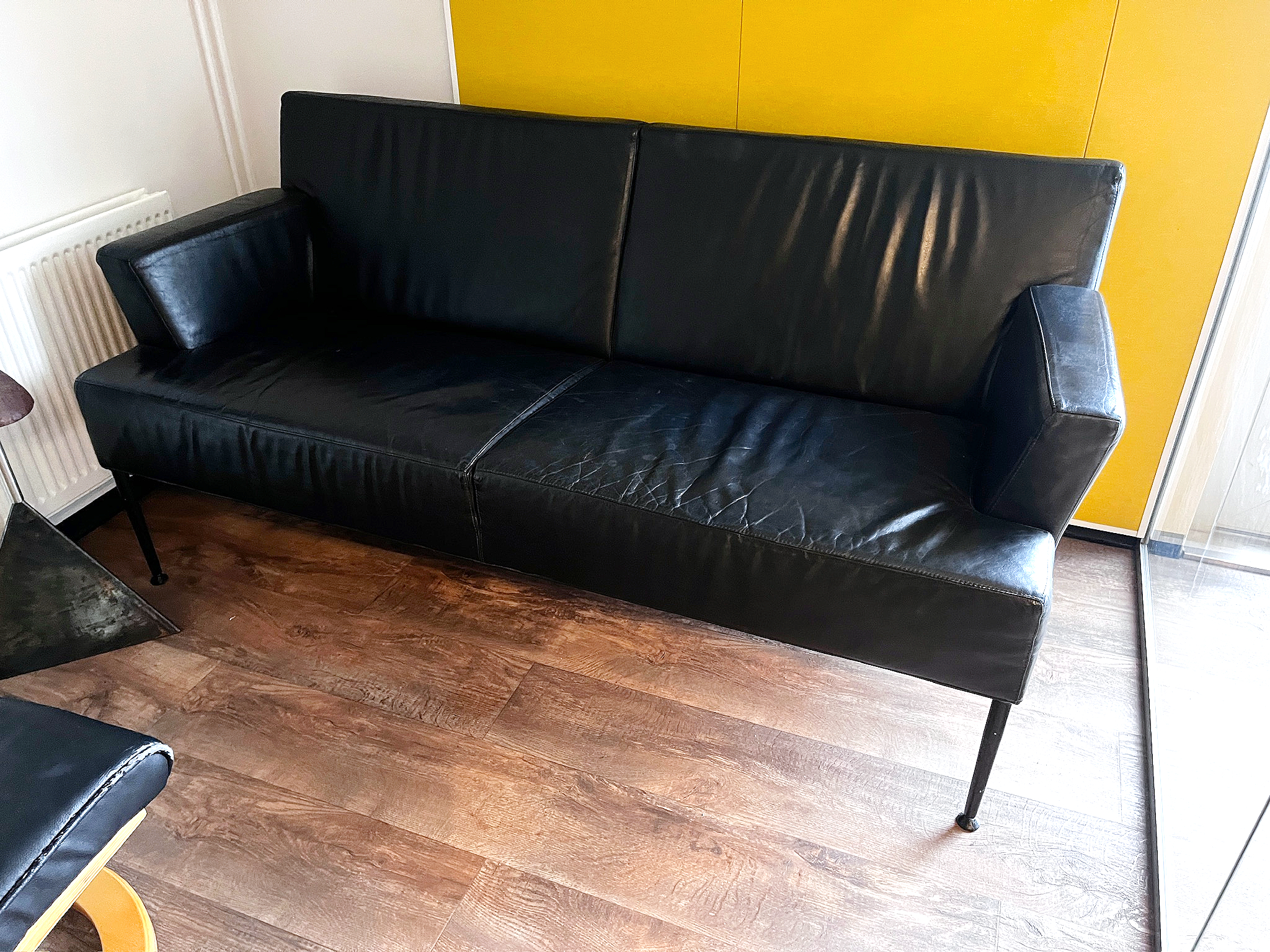 SELT / SOLD Kinnarps leðursófi frá Pennanum 2