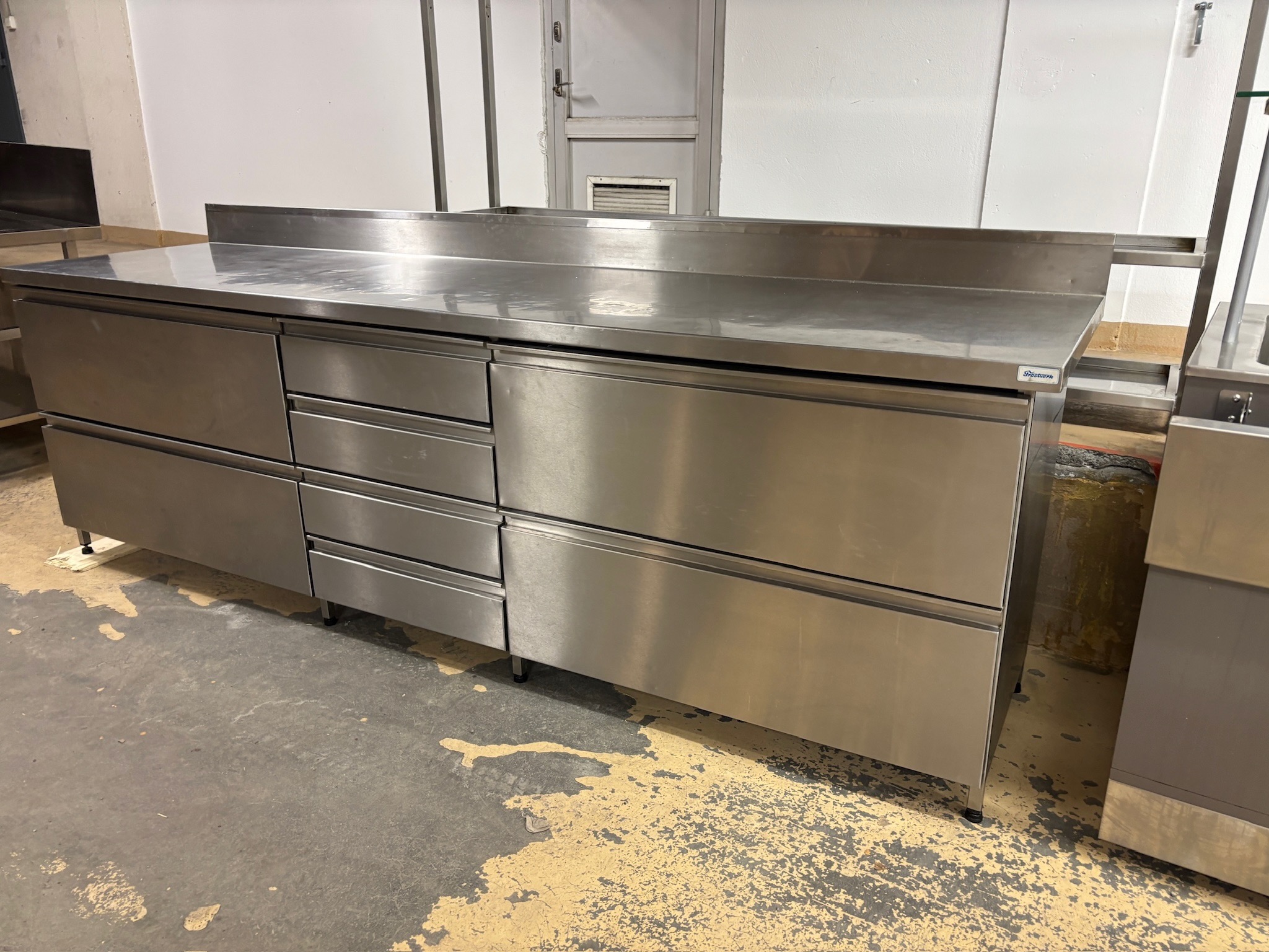 SELT / SOLD preppborð stálborð Frostverk með 8 skúffum, L280 x B70 x H89 sm. 2